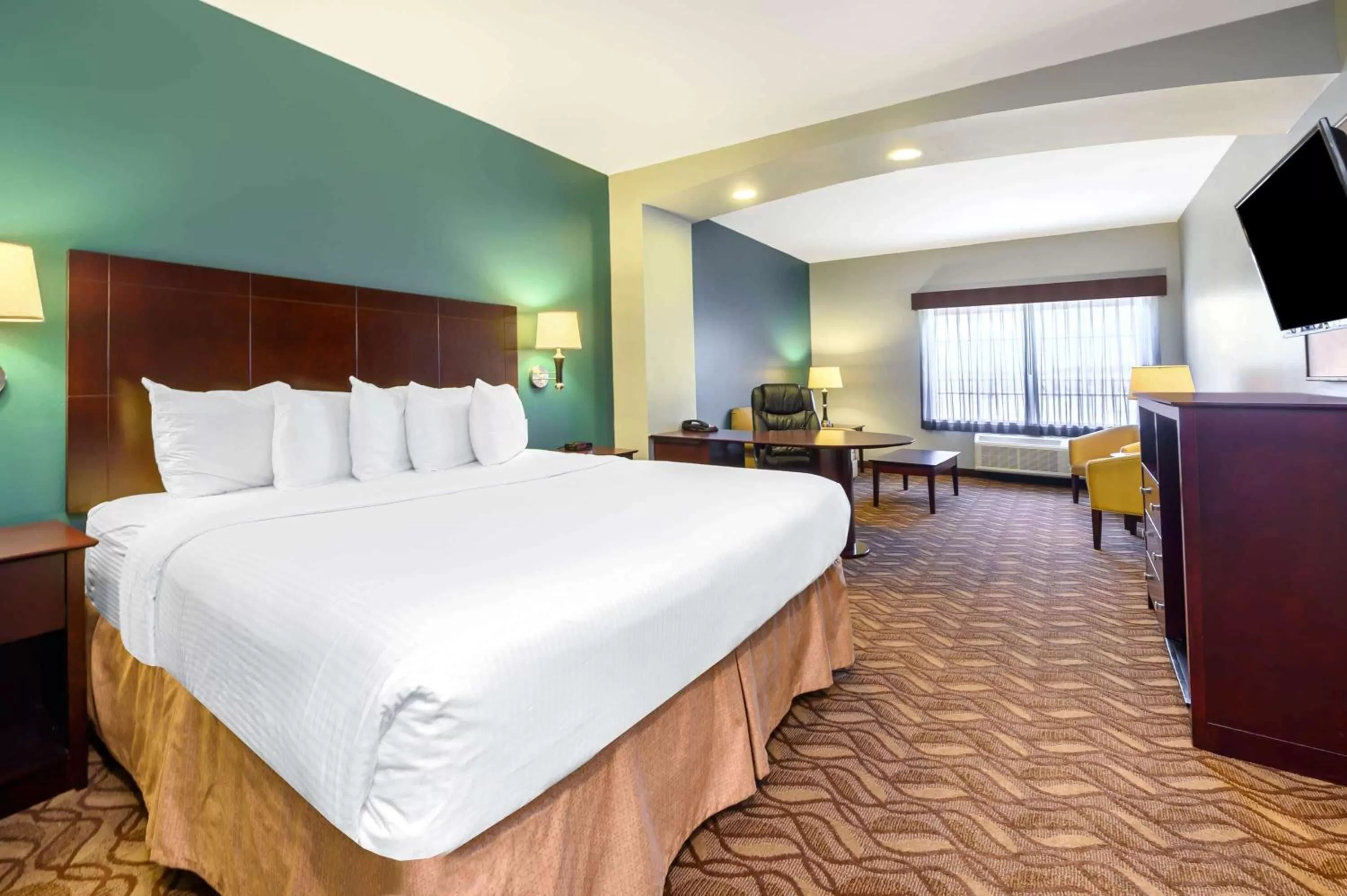 Deluxe King Room - Non-Smoking in La Quinta by Wyndham Longview North