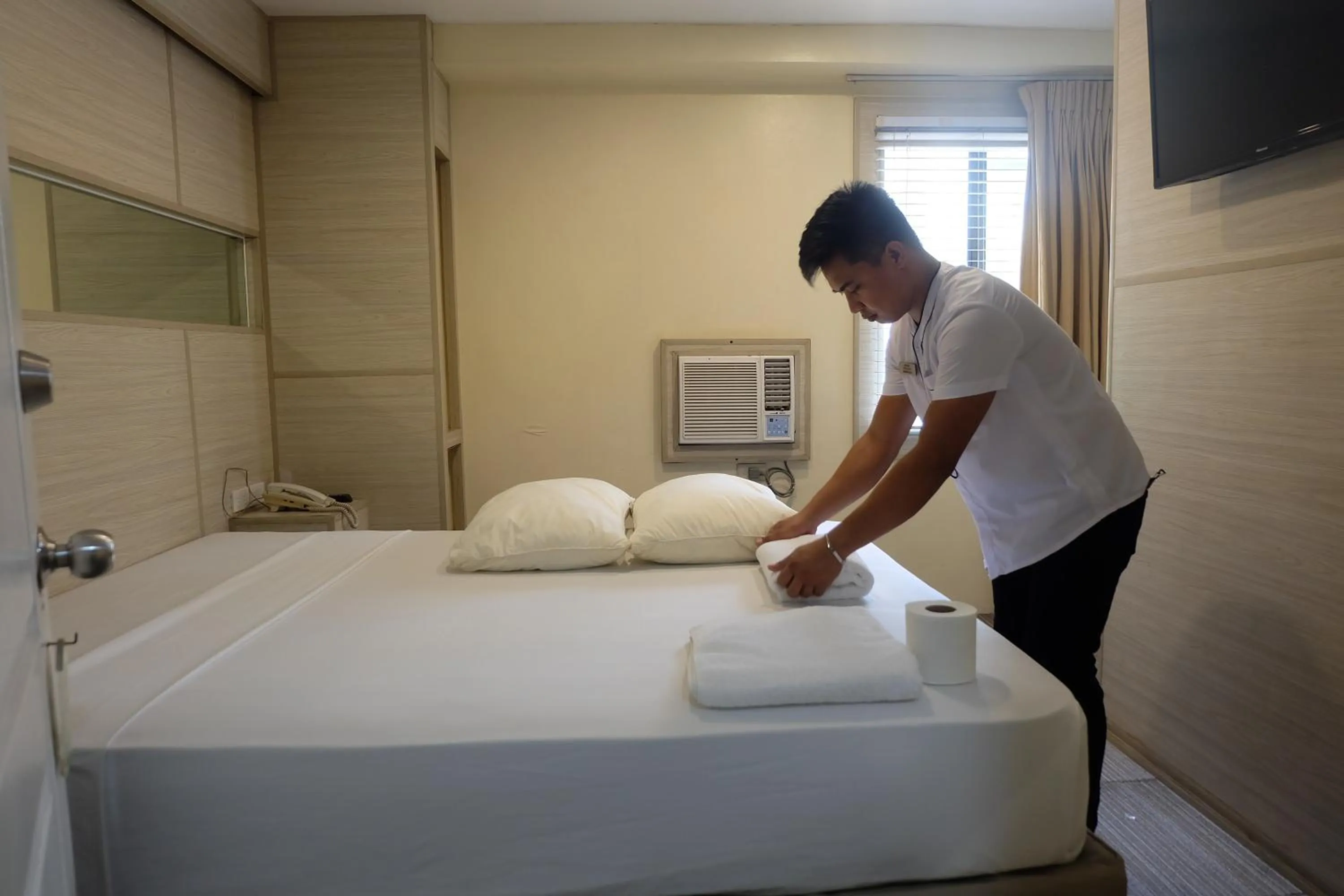 Deluxe Double Room in Spaces Hotel Makati - People & Pets