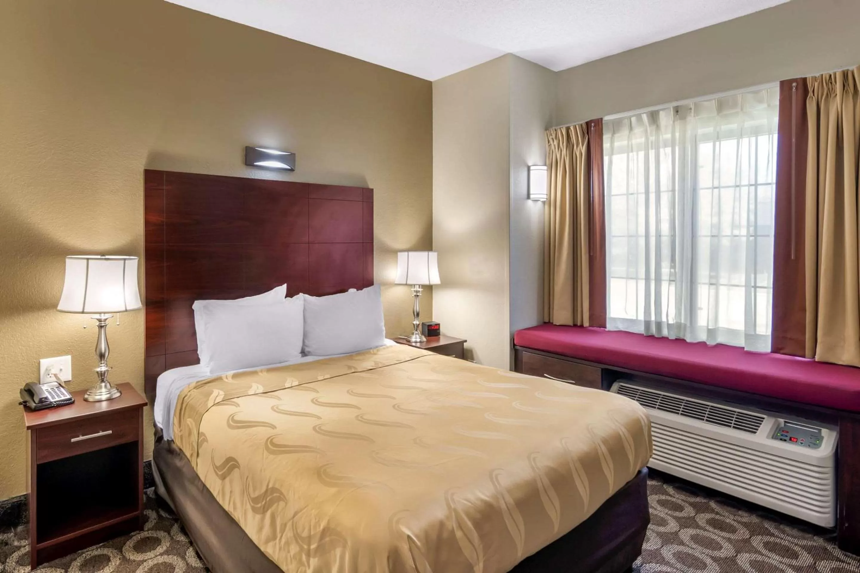 Queen Room - Accessible/Non Smoking in Quality Inn Overland Park Kansas City