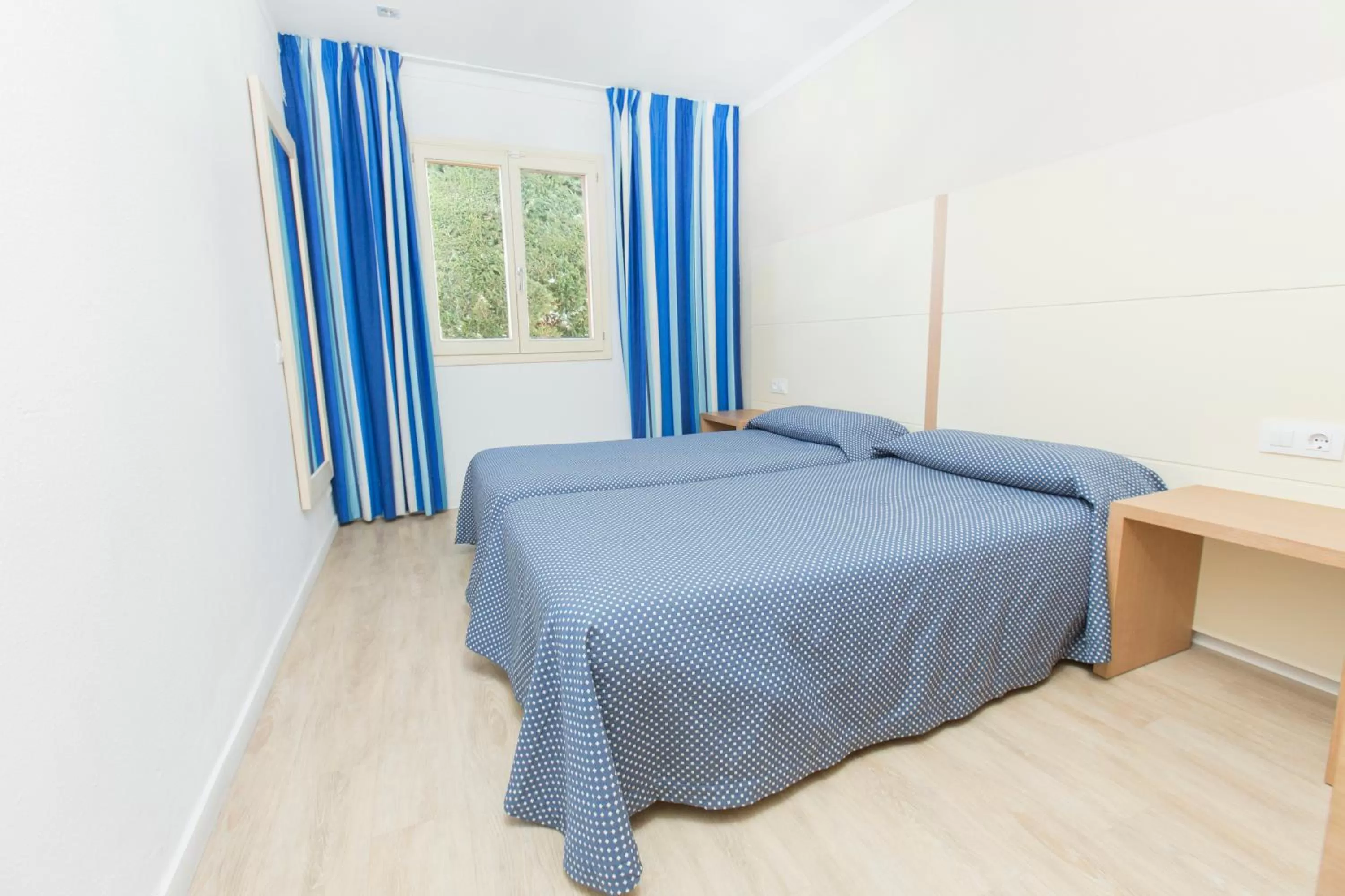 One-Bedroom Apartment (2 Adults + 2 Children) in Aparthotel Flora