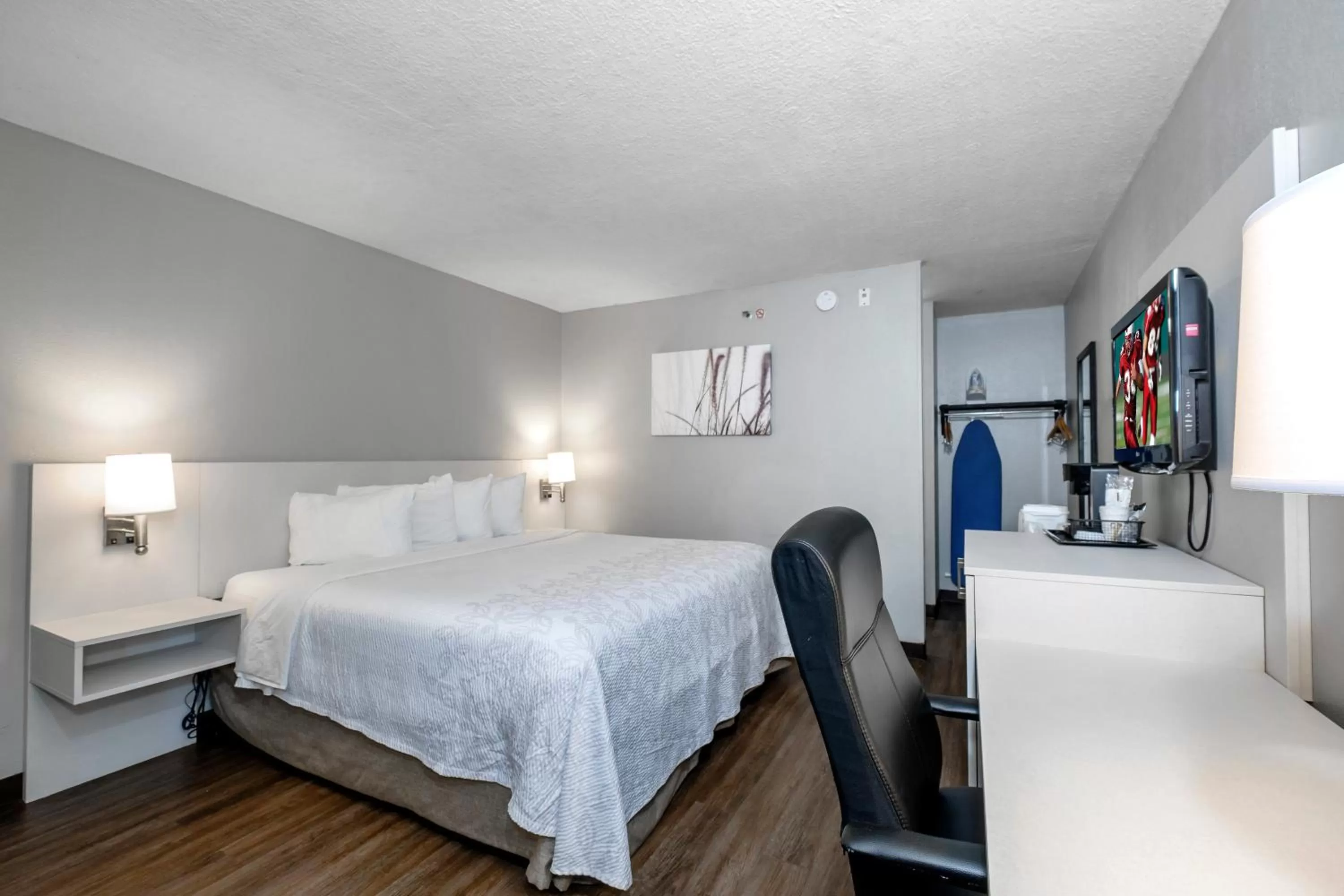 Business King Room Smoke Free in Red Roof Inn PLUS Orlando-Convention Center- Int'l Dr