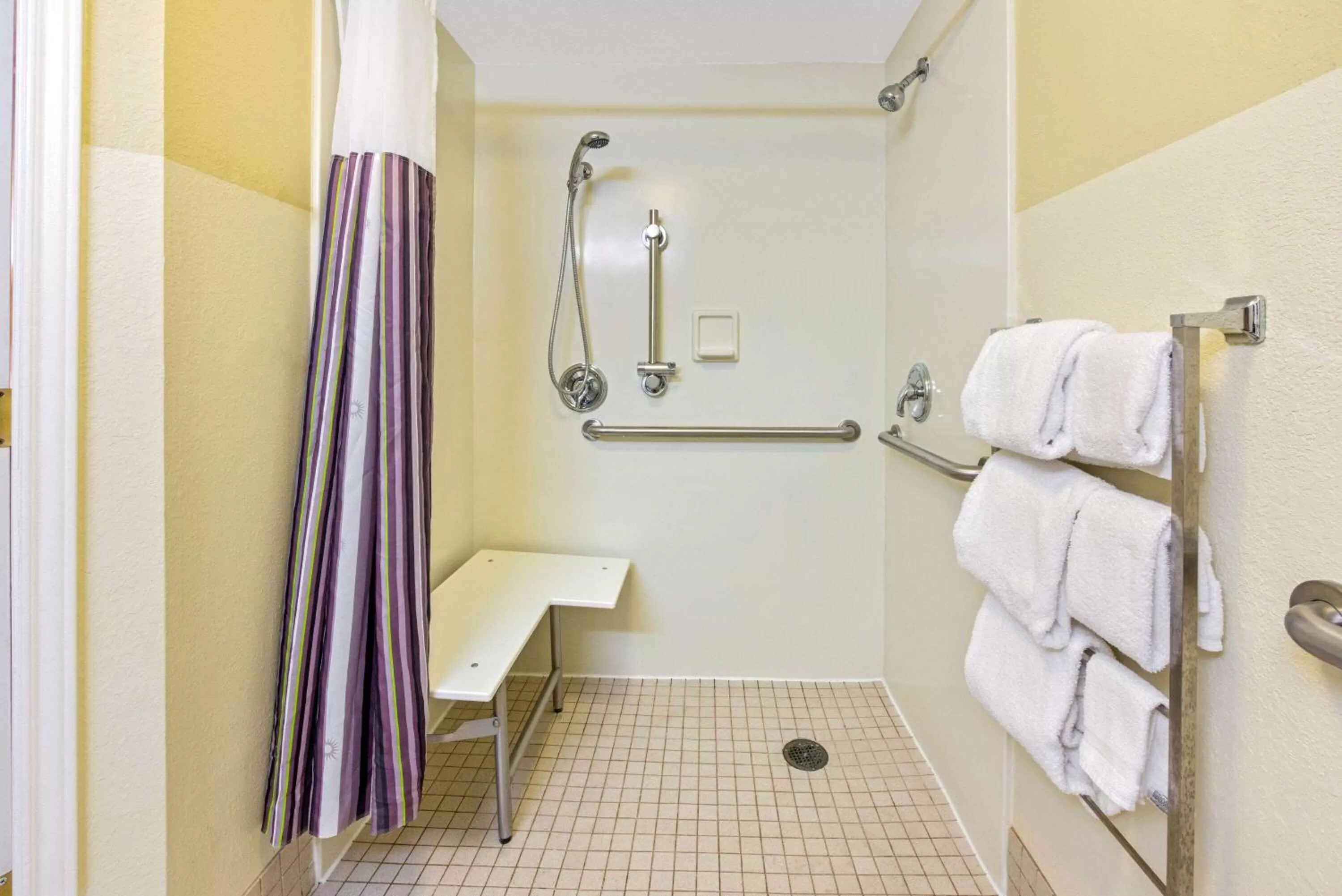 King Room with Bath Tub - Mobility/Hearing Accessible - Non-Smoking in La Quinta by Wyndham USF (Near Busch Gardens)