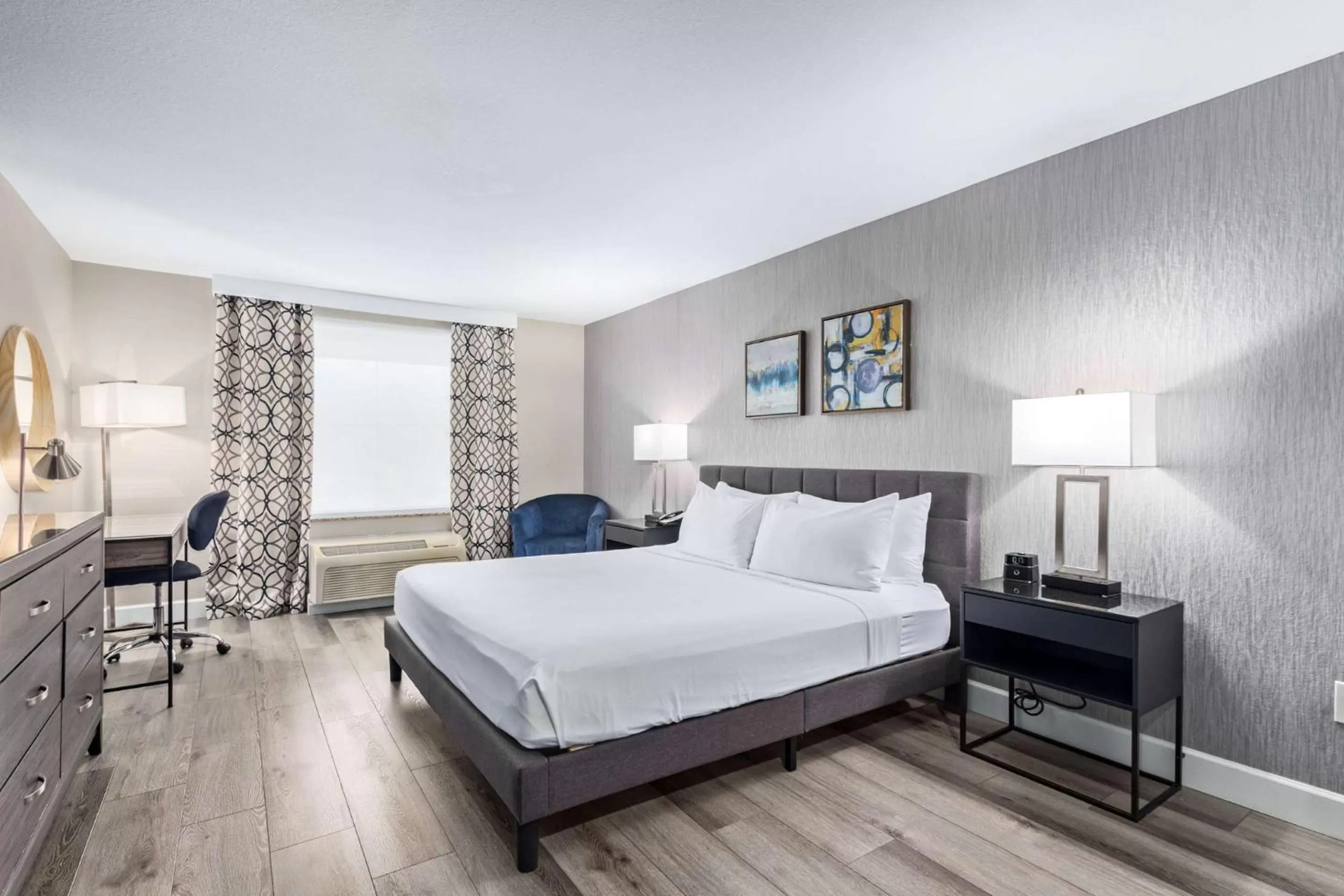 King Room with Bath Tub and View - Disability Access/Non-Smoking in Fountain Park Hotel BW Signature Collection