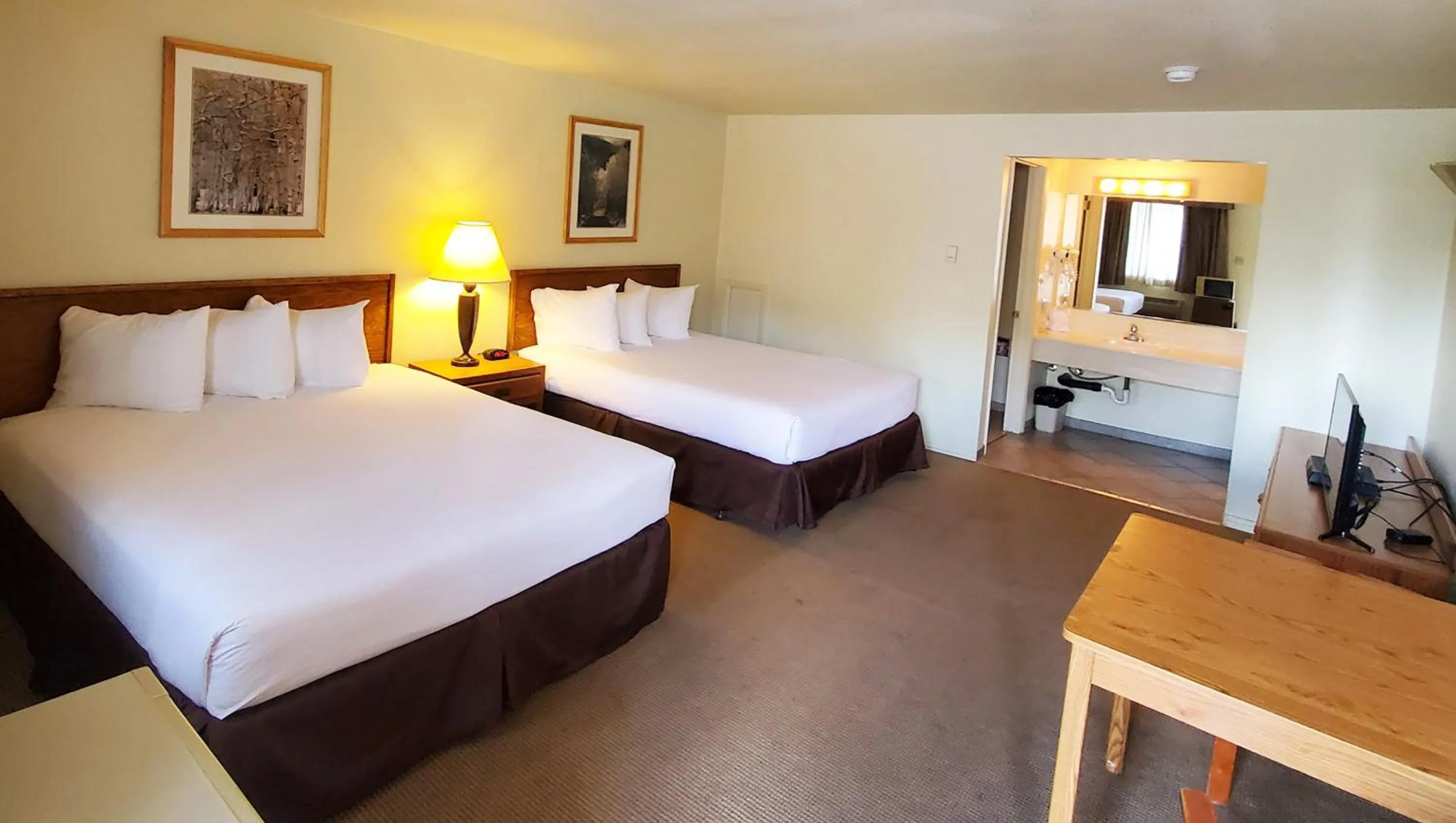 Queen Room with Two Queen Beds in Magnuson Hotel Ely