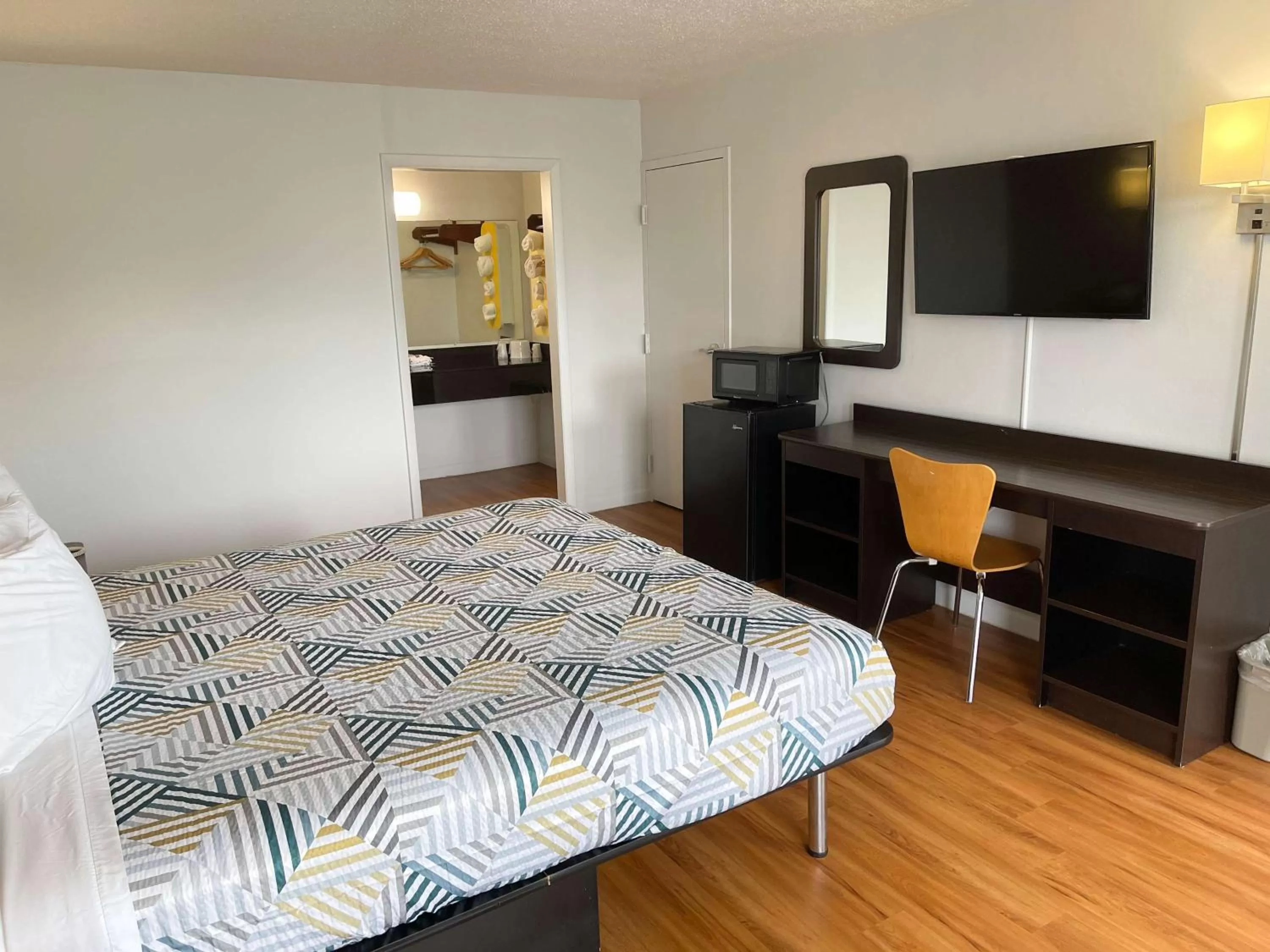 King Room with Spa Bath - single occupancy - Non-Smoking in Motel 6-Troy, OH
