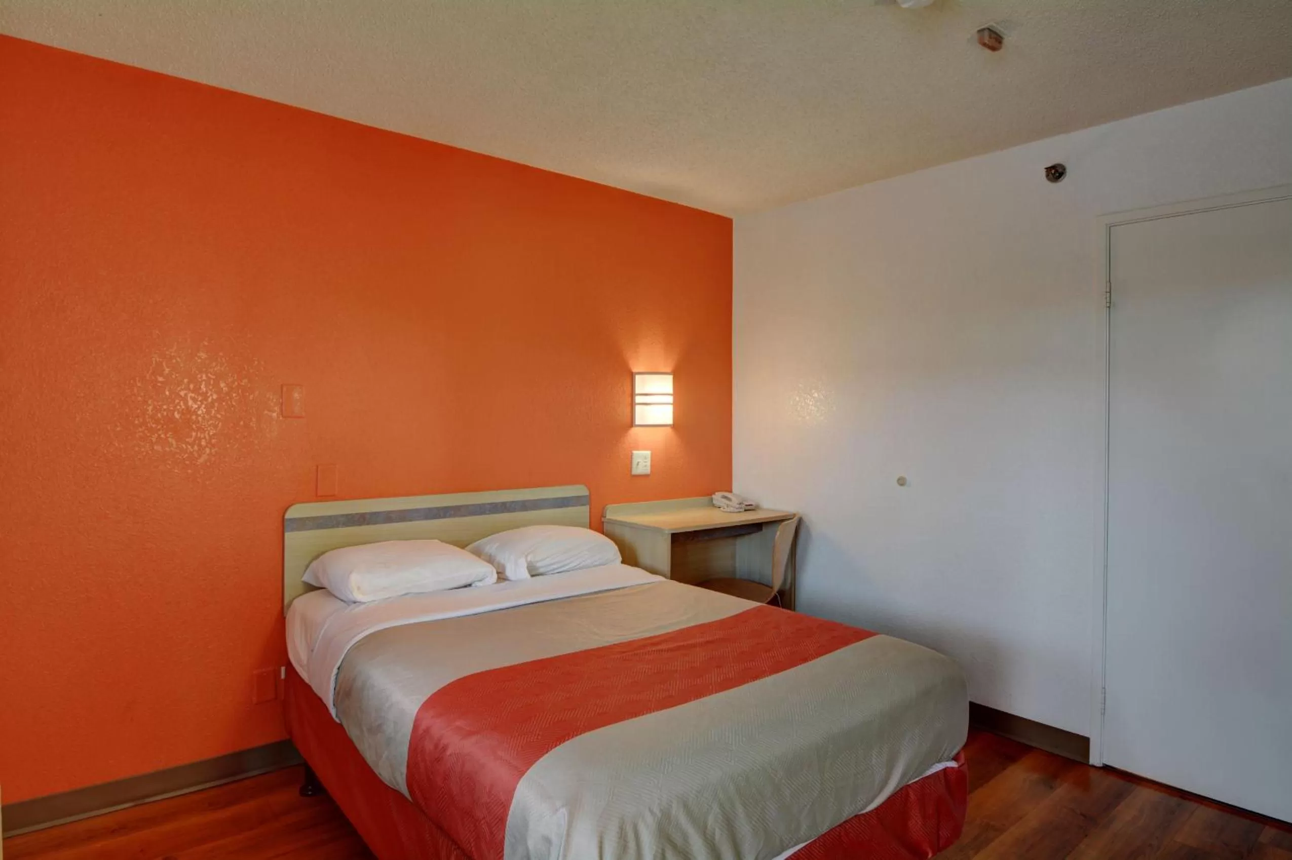 Deluxe Queen Room in Motel 6-Wethersfield, CT - Hartford
