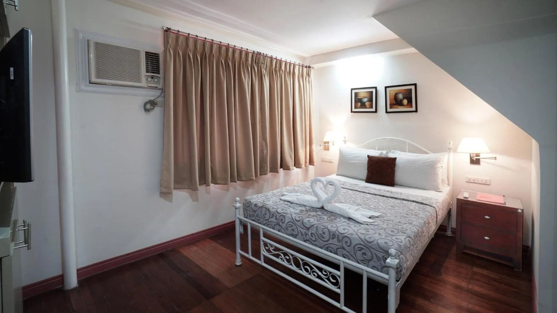 Double Room with Pool View in 1775 Adriatico Suites