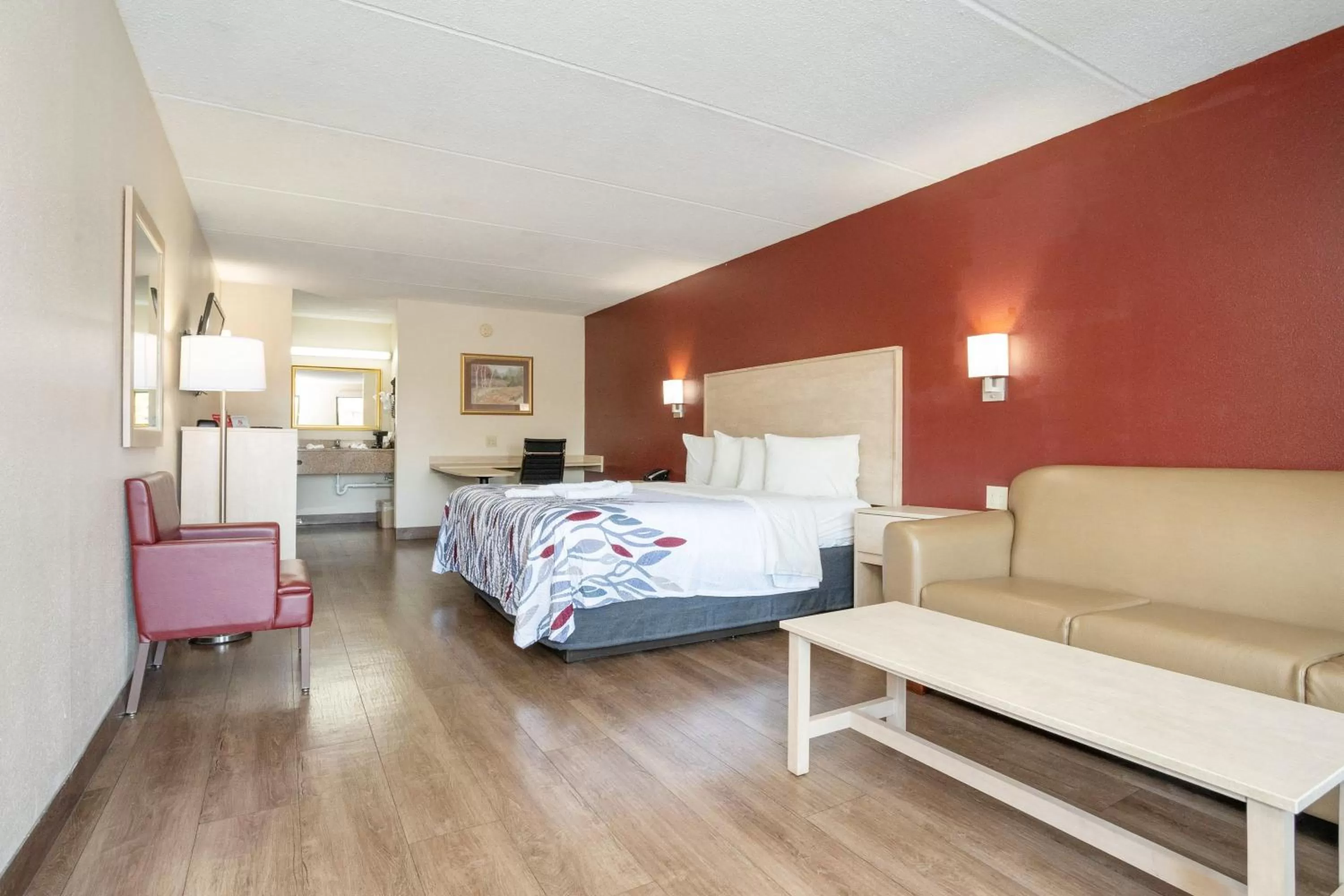 Superior King Room Non-Smoking in Red Roof Inn & Suites Pigeon Forge Parkway