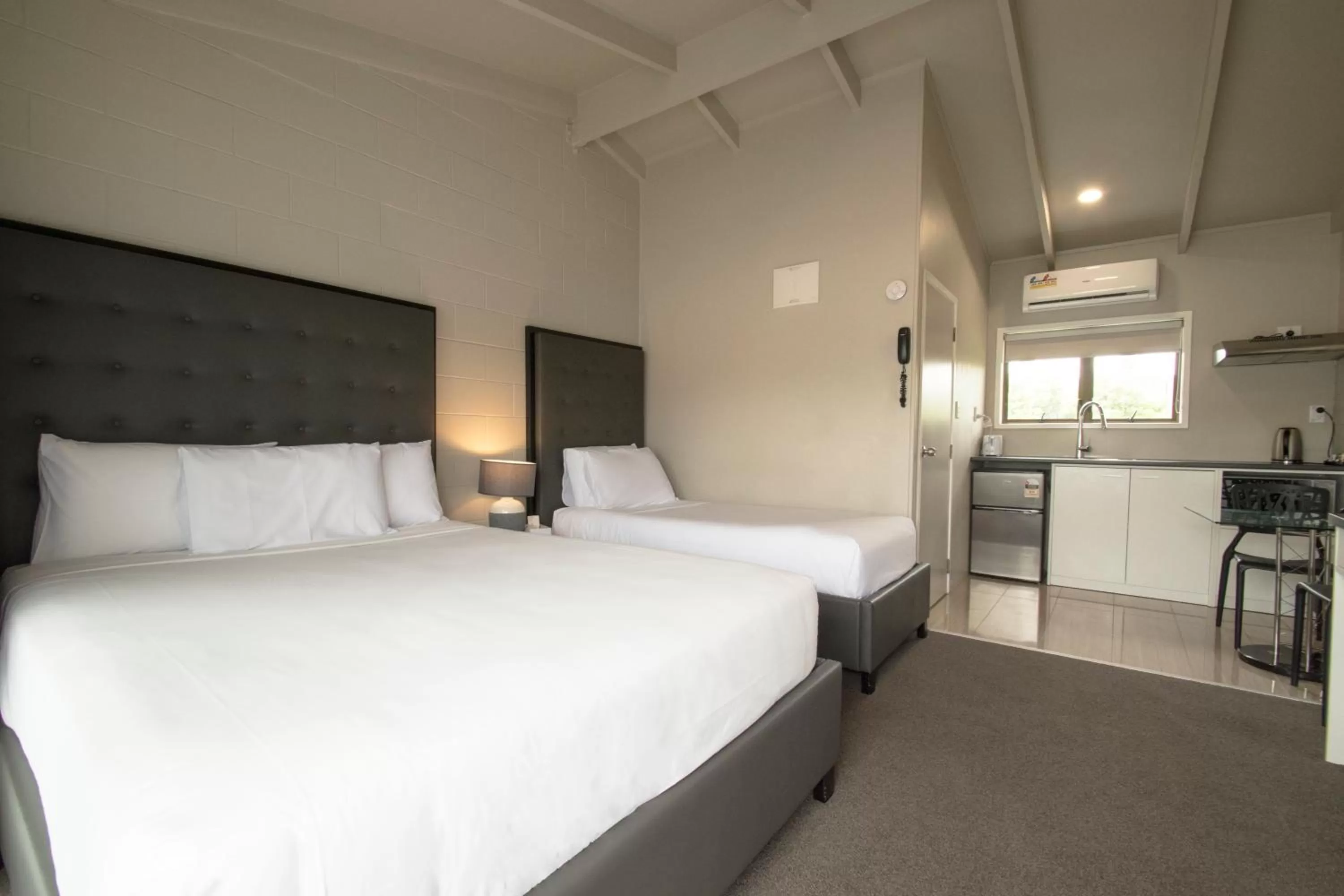 Queen and Single Studio in Middlemore Motel
