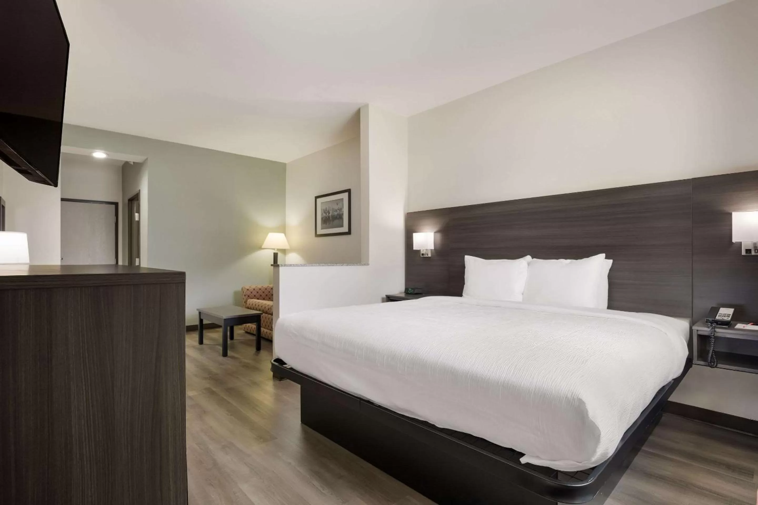 King Suite - Non-Smoking in Quality Suites Tulsa I-44