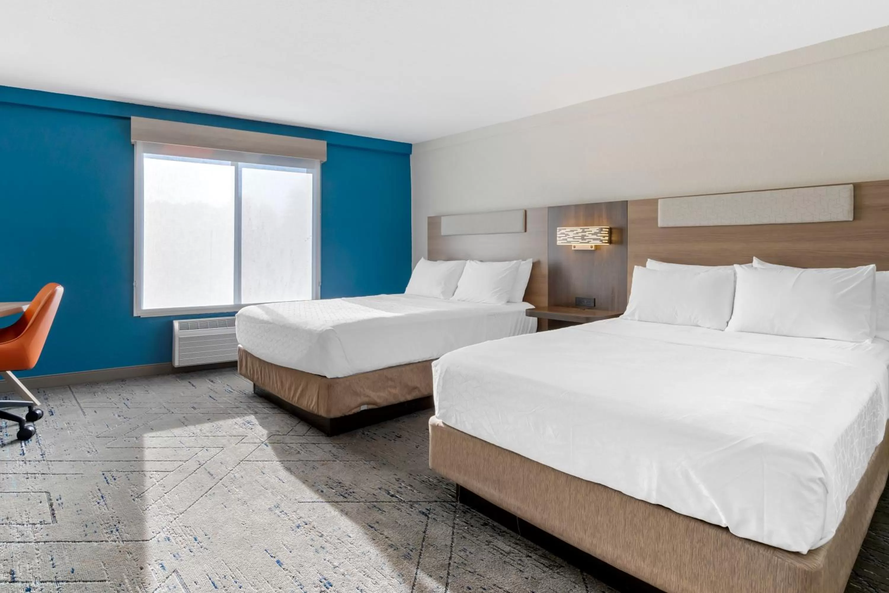 Standard Queen Room with Two Queen Beds and Mobility Accessible Tub in Holiday Inn Express Hotel & Suites - The Villages by IHG