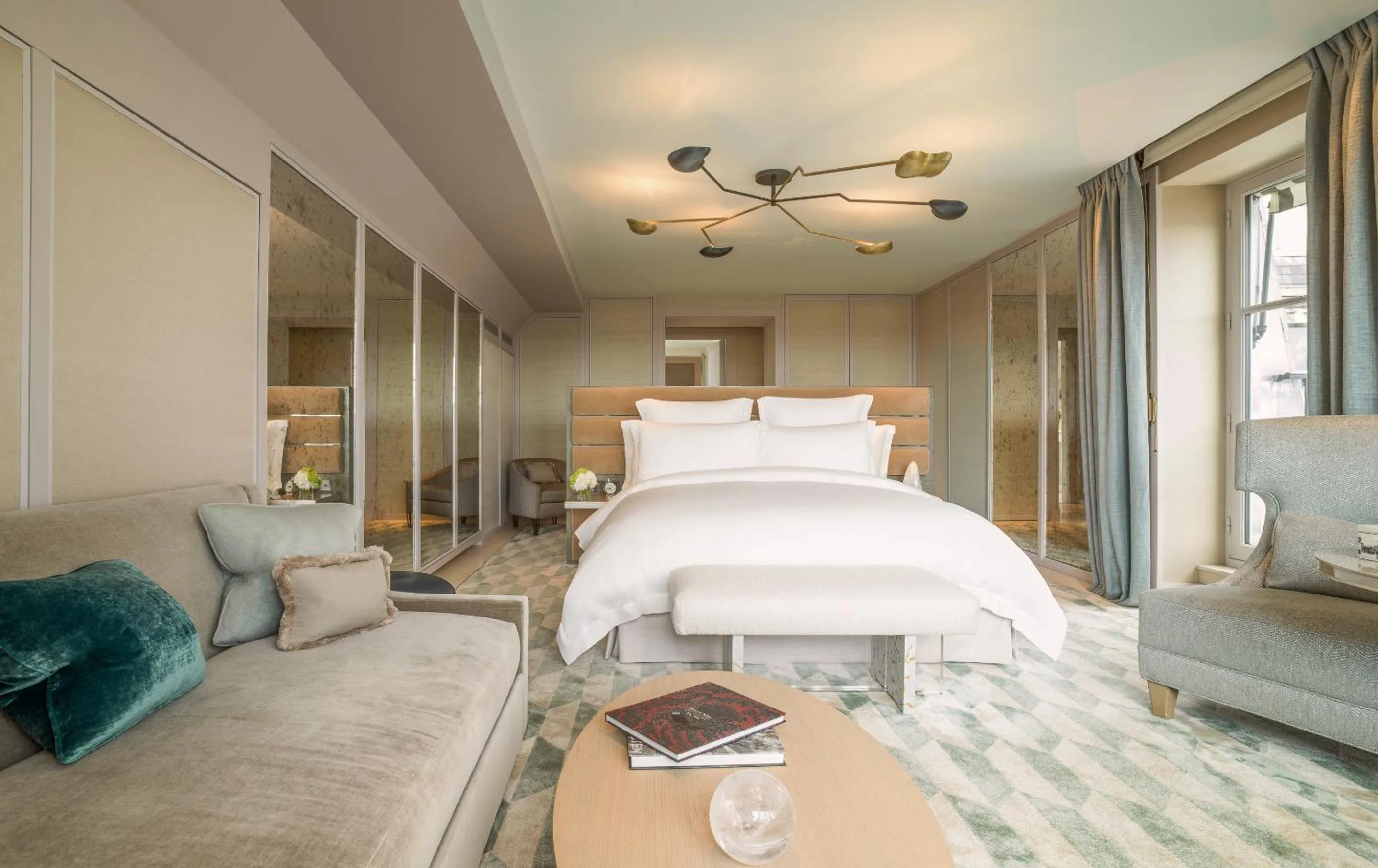 Le Peintre Suite in Hotel de Crillon