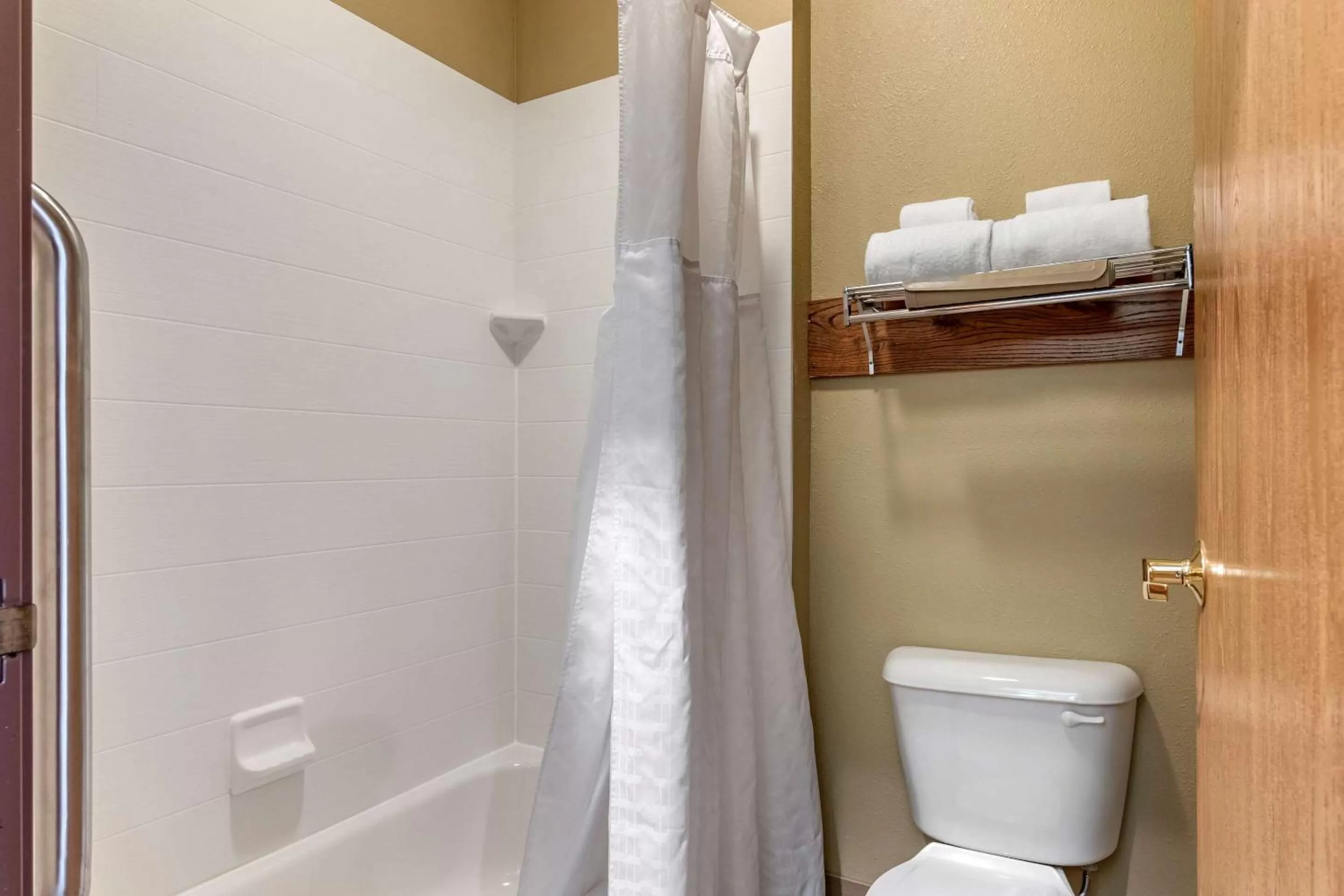 King Room - Disability Access/Non-Smoking in Comfort Inn Warrensburg Station