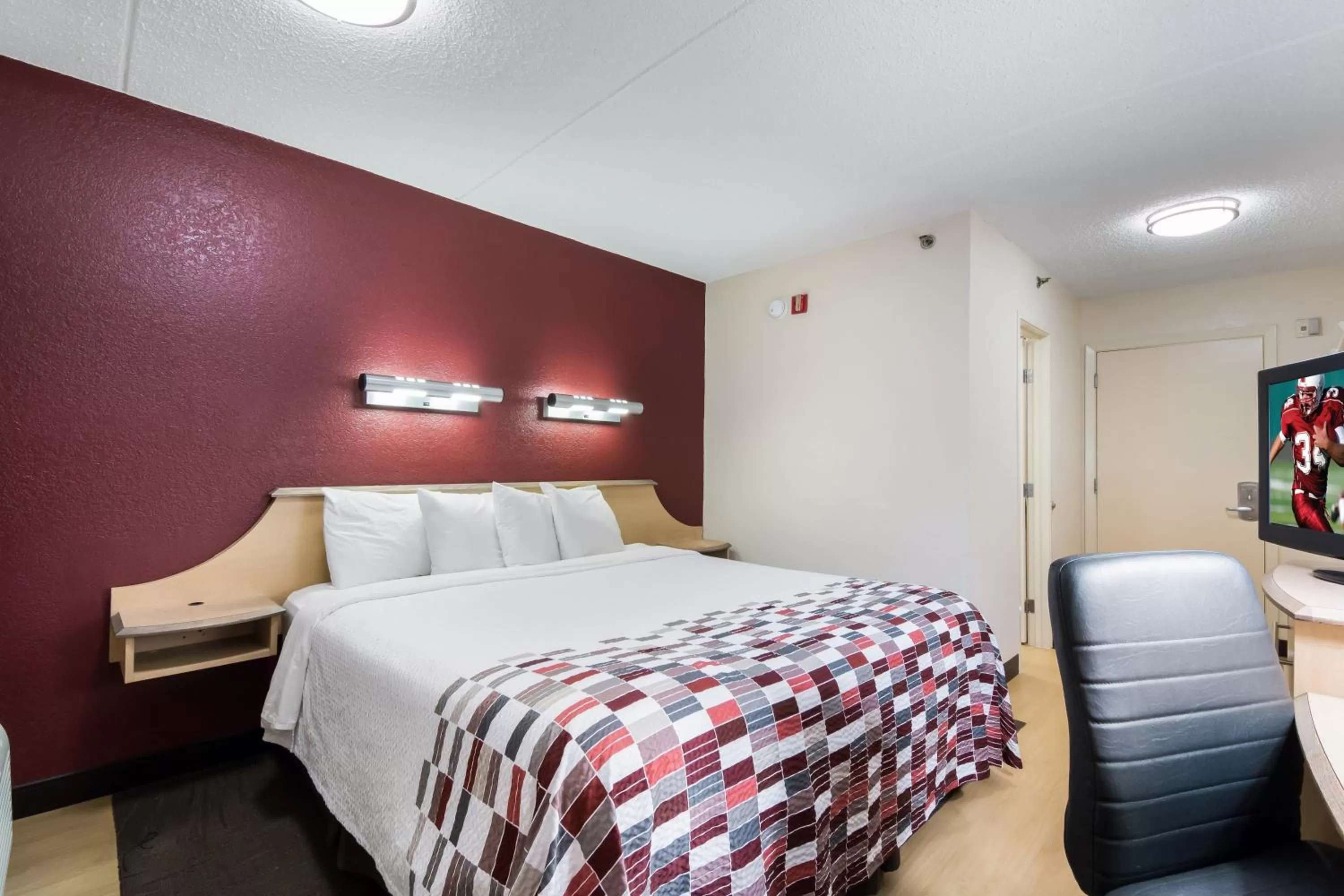 Standard King Room Disability Access Smoke Free in Red Roof Inn Laredo