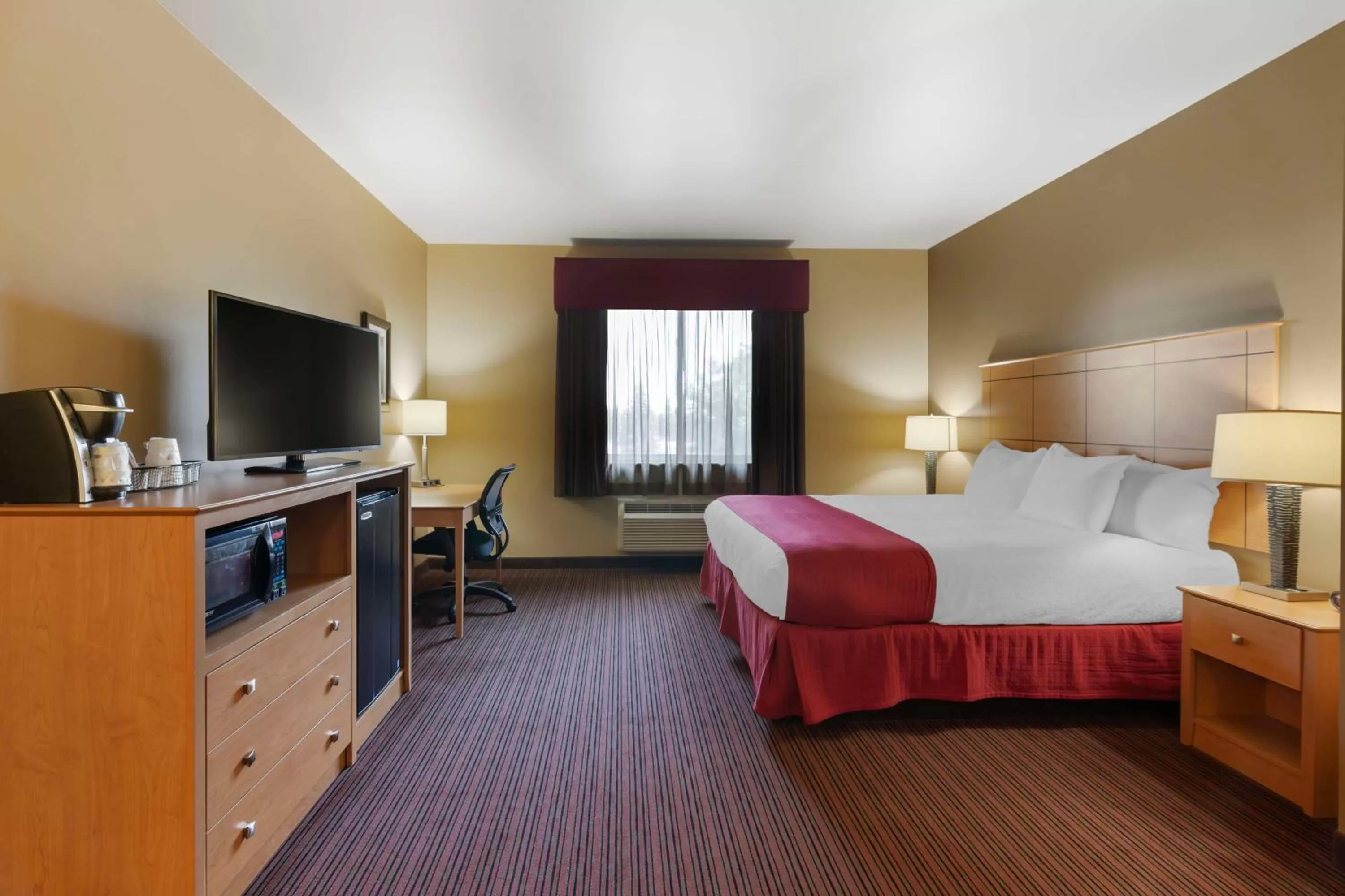 King Suite with Walk-In Shower - Disability Access/Non-Smoking in Best Western Golden Prairie Inn and Suites