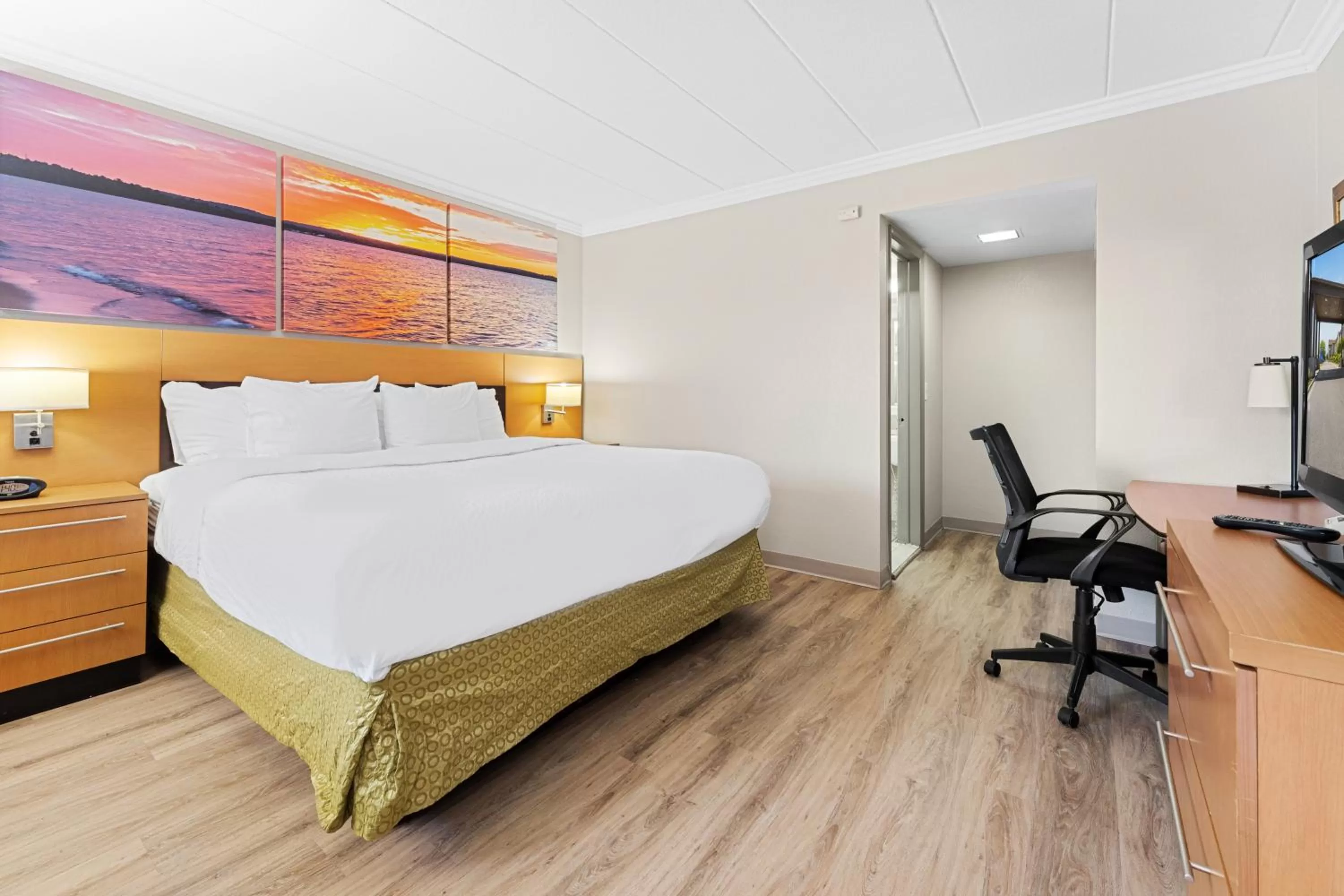 King Room - Non-Smoking in Days Inn & Suites by Wyndham Roseville/Detroit Area