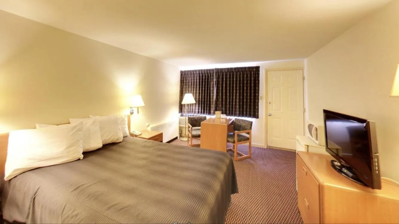 Queen Room - Non-Smoking in Travelers Inn