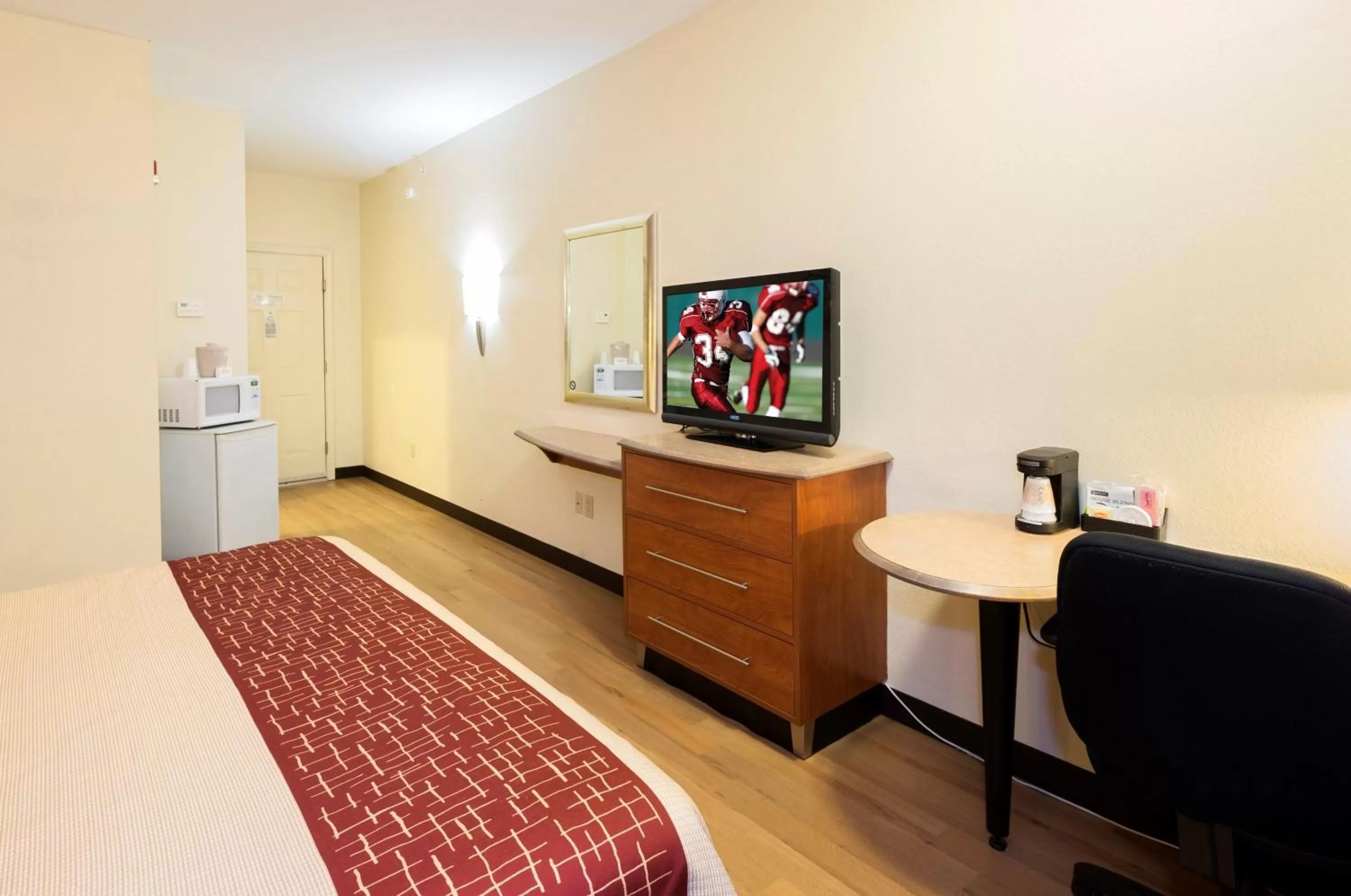 Superior King Room Disability Access Roll-In Shower Non-Smoking in Quality Inn Queensbury - Lake George Area