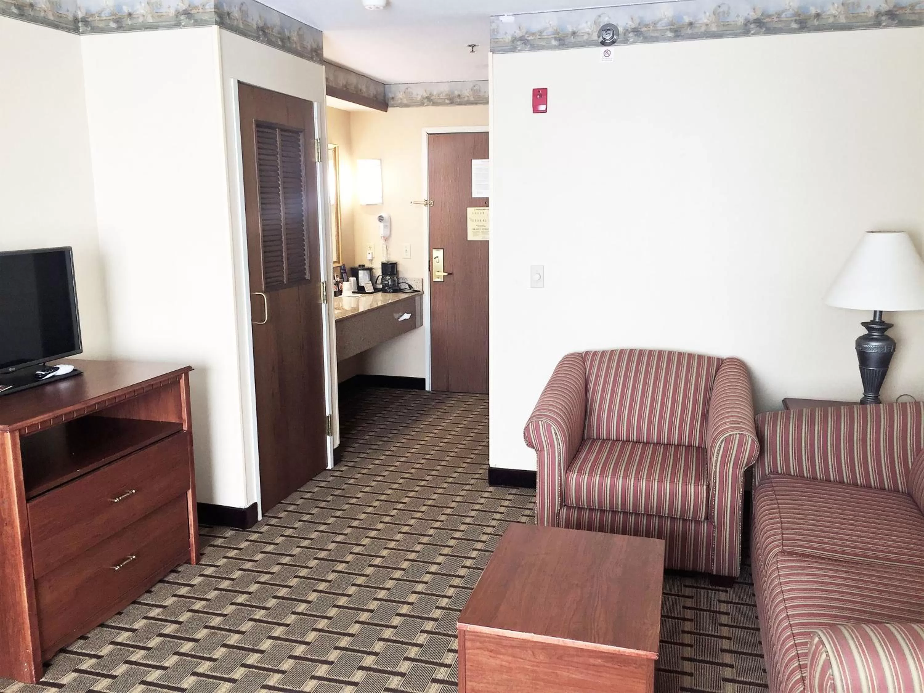 Deluxe King Room - Non-Smoking in Baymont by Wyndham Waterford/Burlington WI