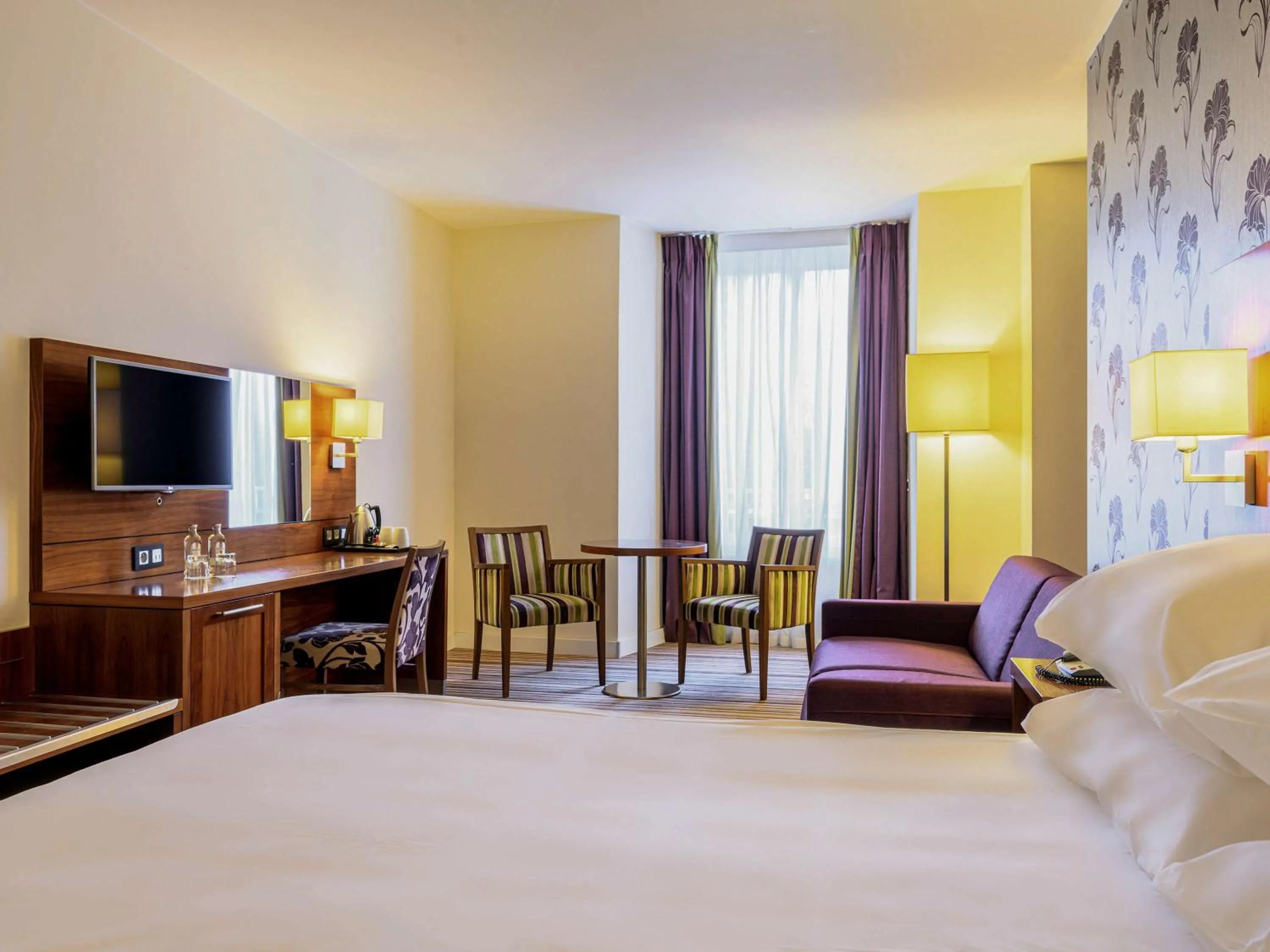 Superior King Room with Sofa in Mercure Liege City Centre
