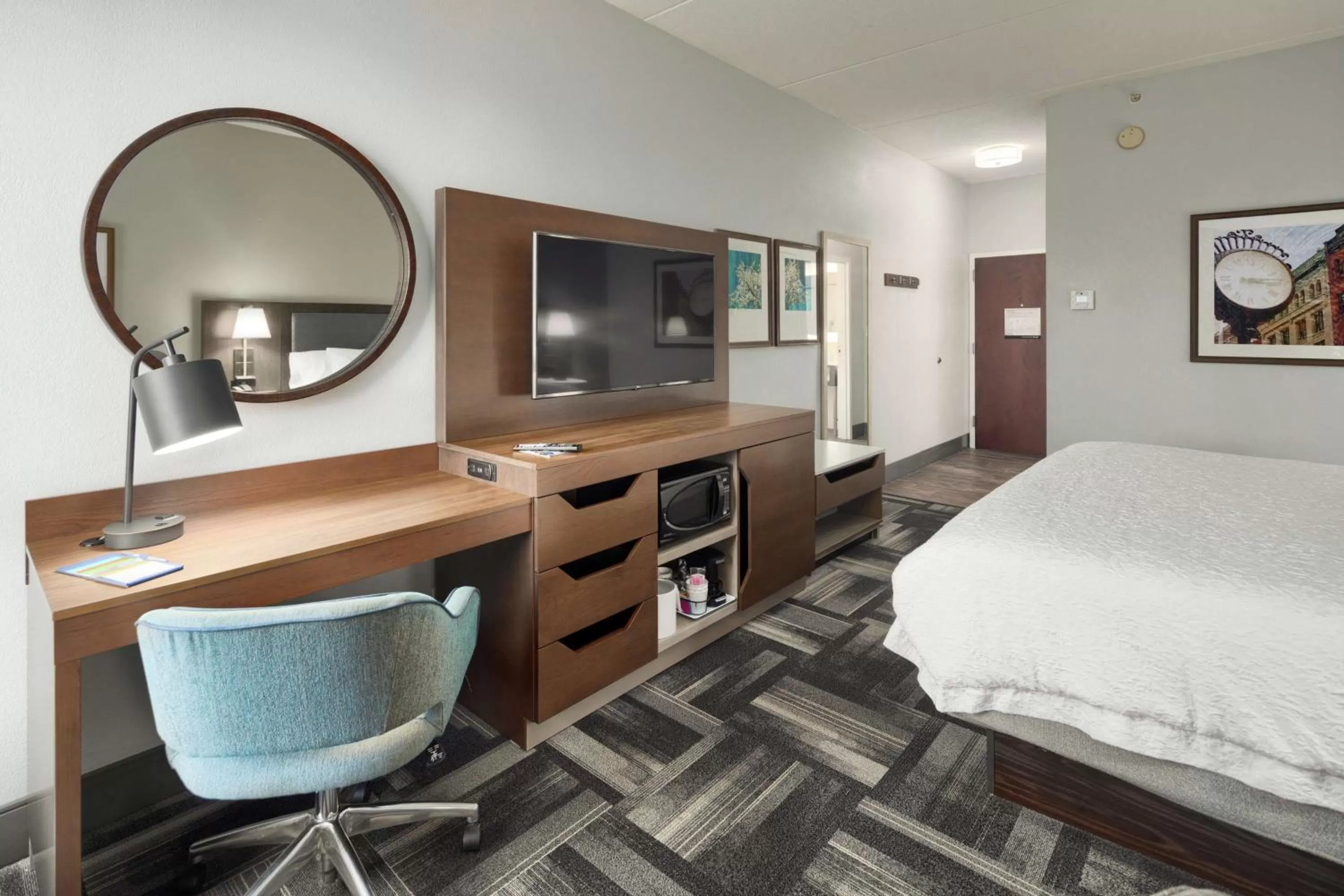 King Room with Accessible Tub - Mobility and Hearing Access/Non-Smoking in Hampton Inn Louisville Northeast