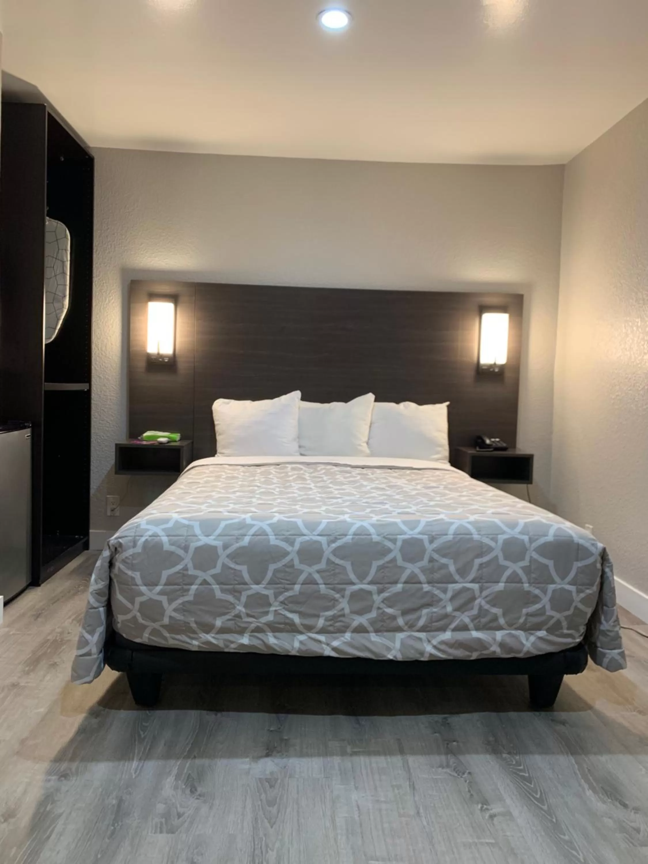 Queen Room with Fireplace - Non-Smoking in Sakura Inn