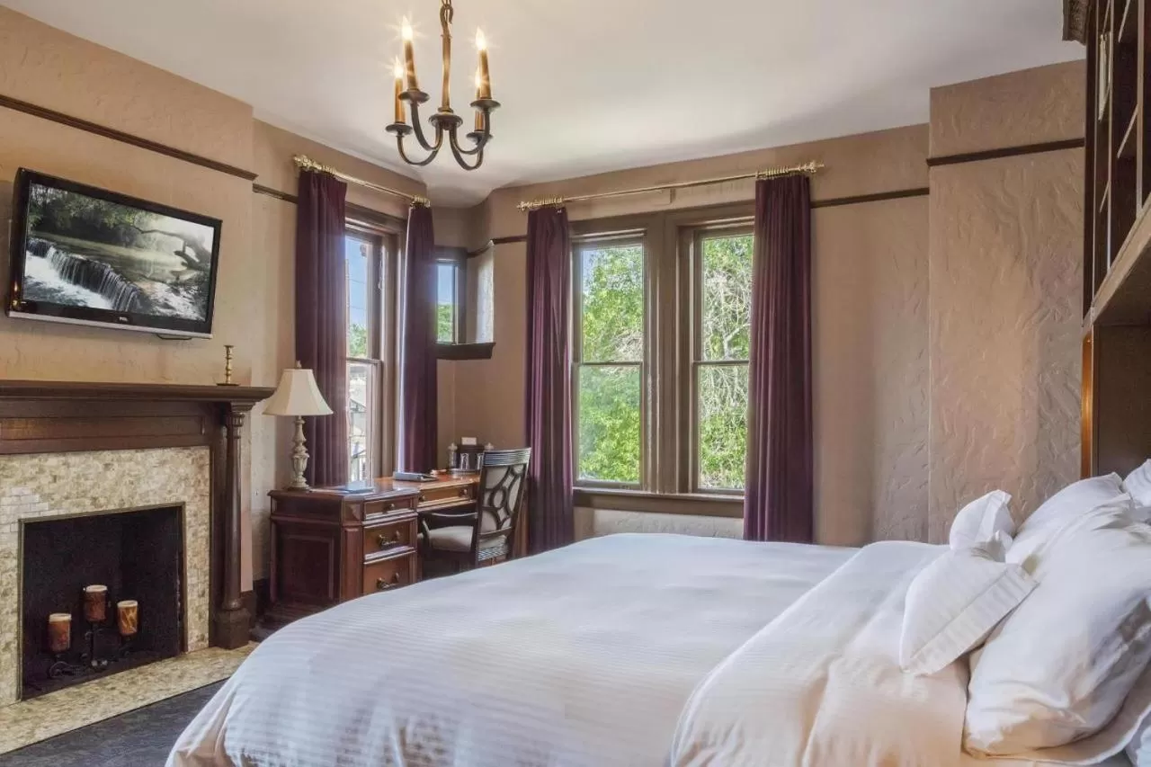 Deluxe King Suite with Spa Bath in Patterson Inn