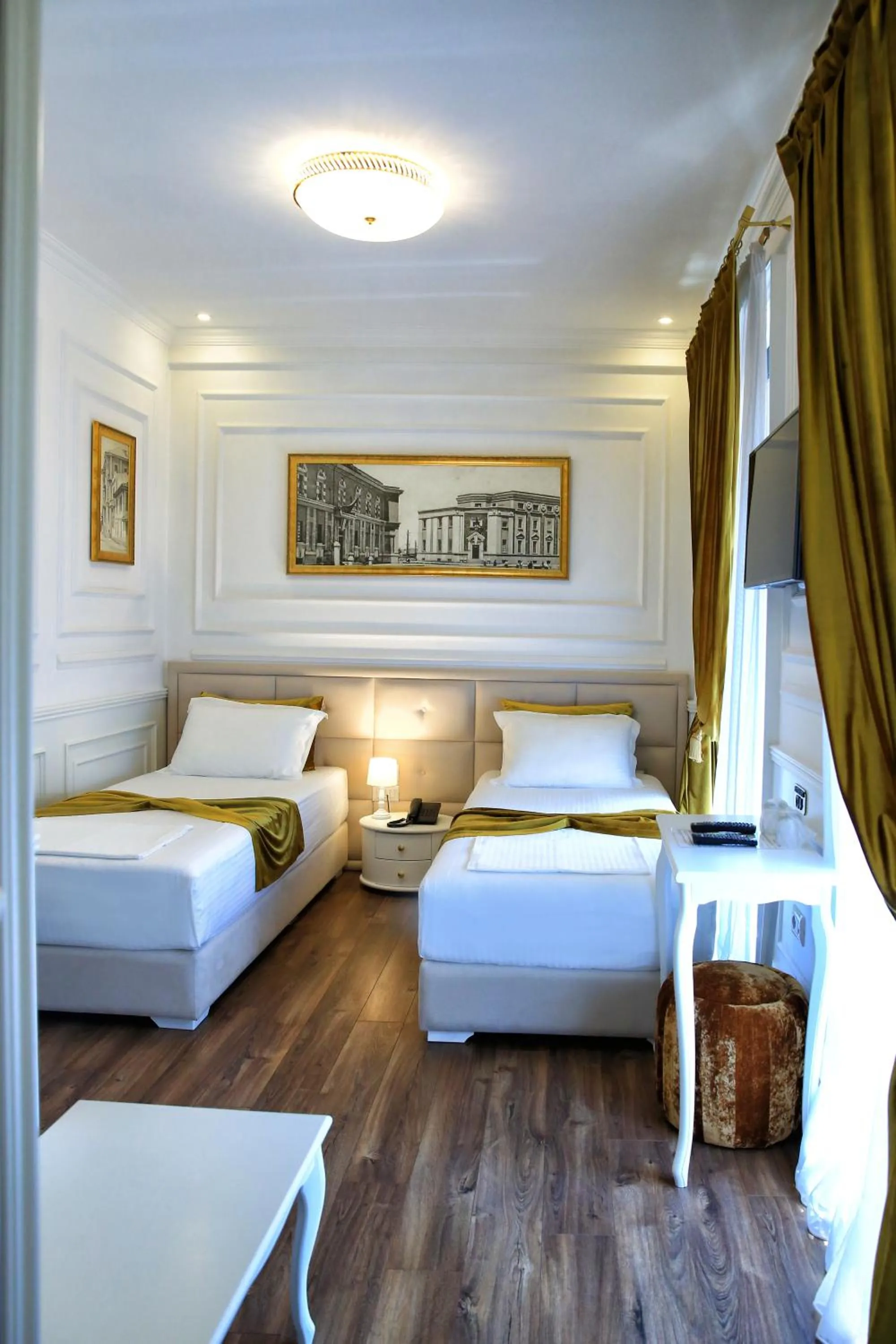 Luxury Twin Room in Eler Hotel