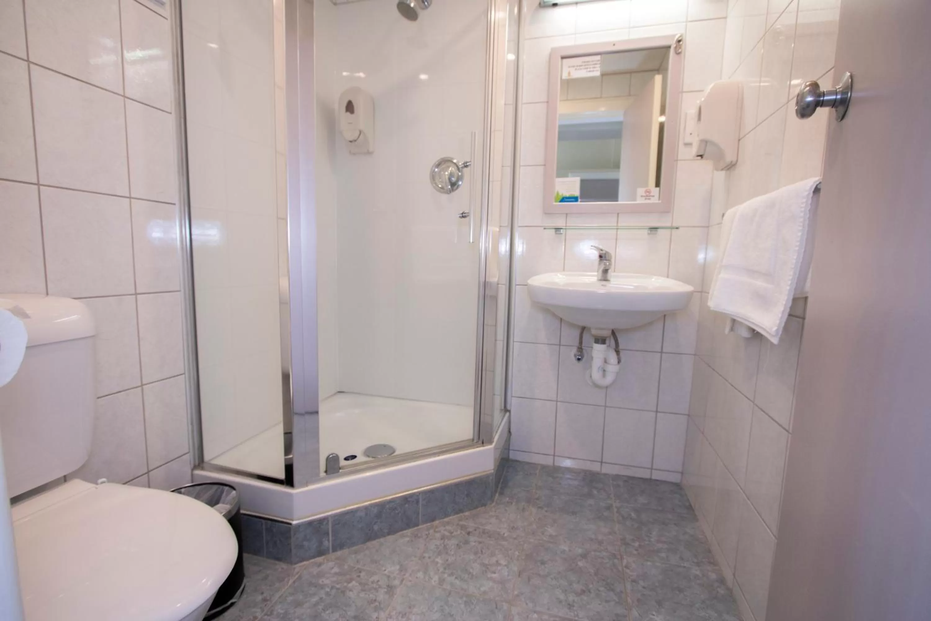 Single Room with Bathroom in Hotel Waterloo & Backpackers