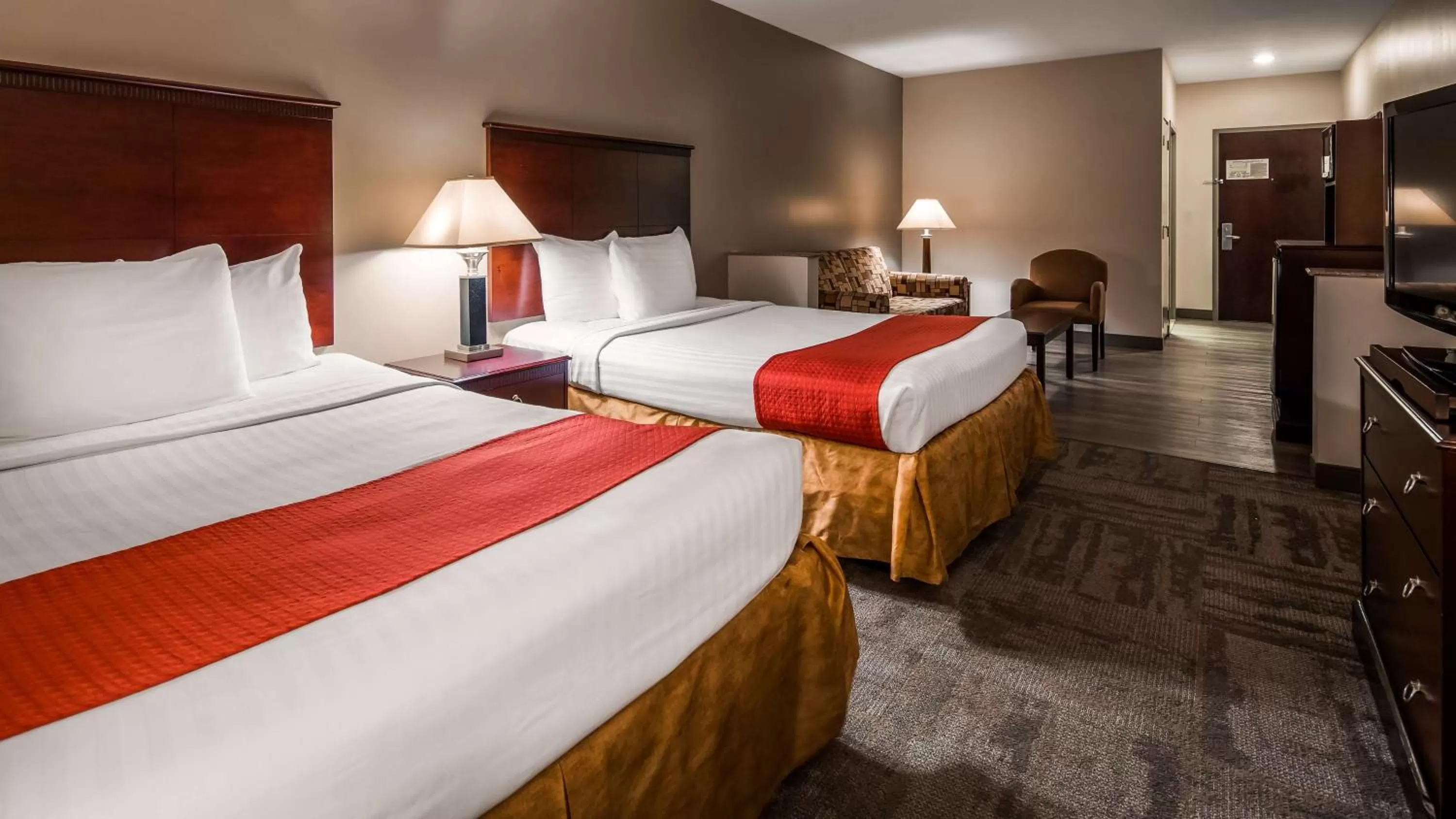 Queen Suite with Two Queen Beds and Bath Tub - Disability Access in Riverview Inn & Suites