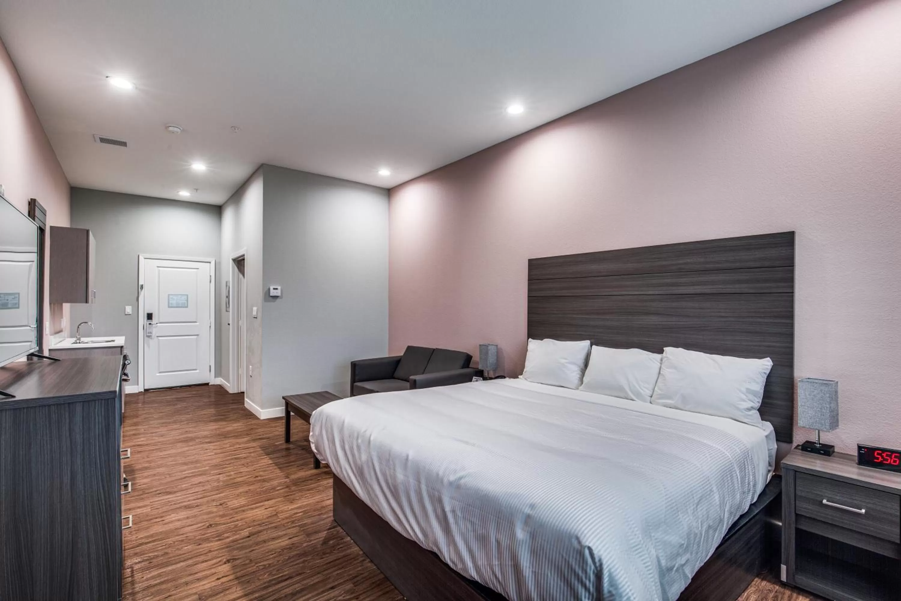 Deluxe King Studio - Non Smoking in Scottish Inns & Suites Houston, TX