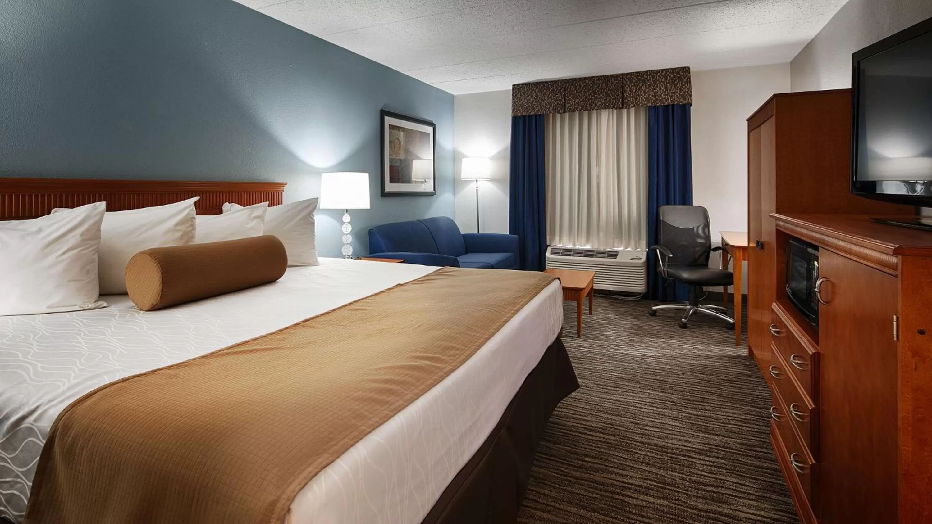 King Room with Roll-in Shower - Non-Smoking in The Hotel at Dayton South