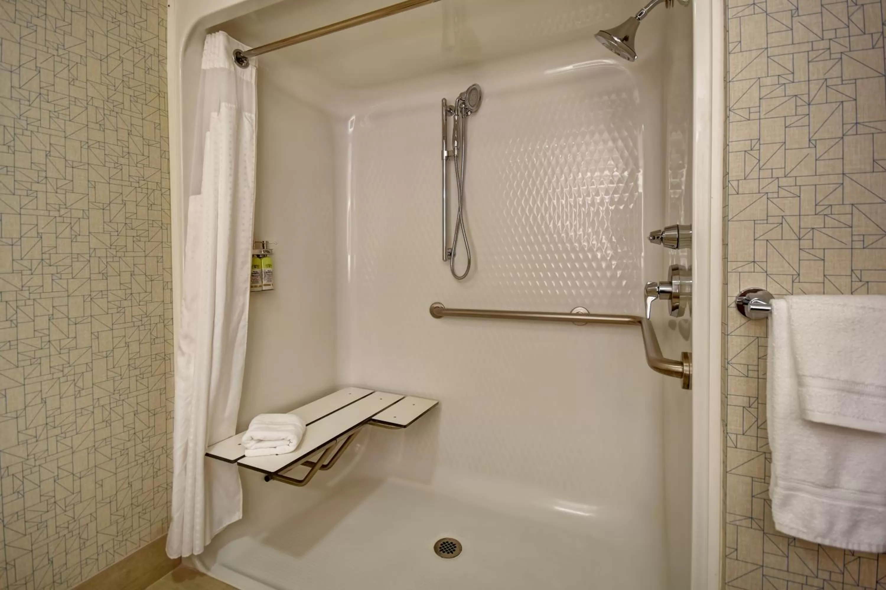 King Room - Mobility Access/Roll in Shower - Non-Smoking in Holiday Inn Express Newport North - Middletown by IHG