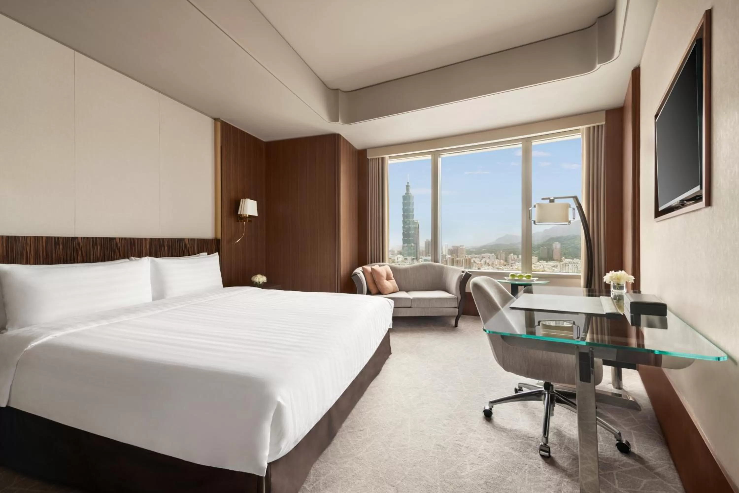 Horizon Deluxe King Room with Horizon Club Lounge Access in Shangri-La Far Eastern, Taipei