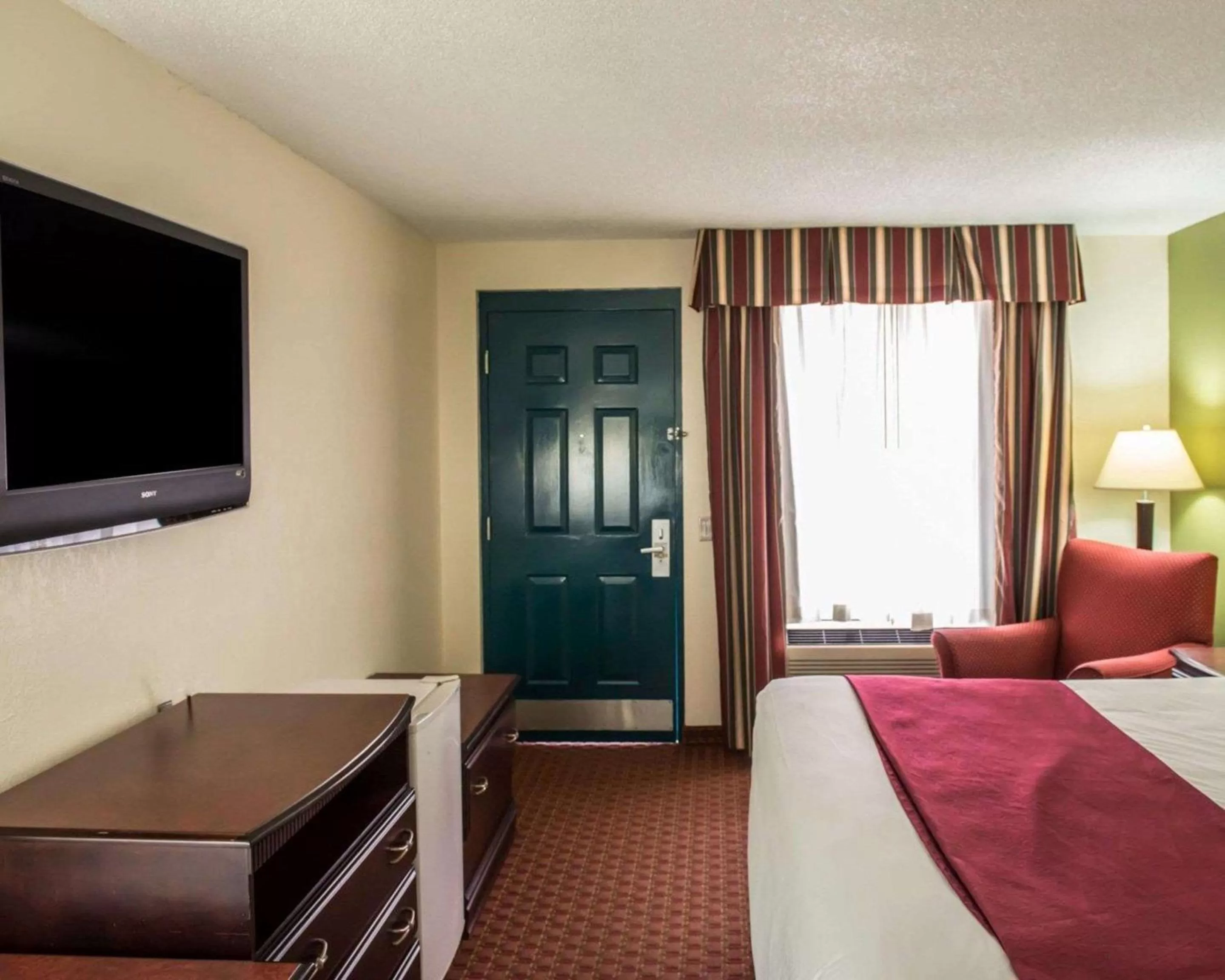 King Room - Non-Smoking in Quality Inn Chipley I-10 at Exit 120
