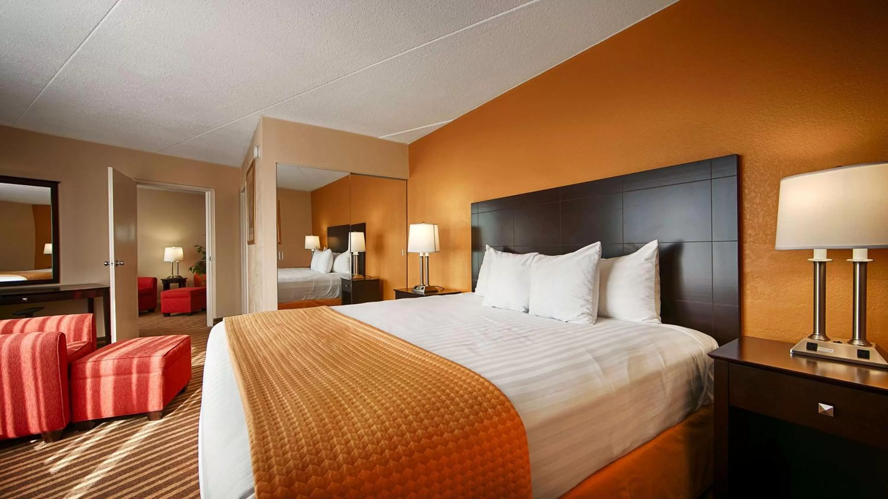 King Suite with Sofa Bed - Non-Smoking in Chattanooga Heritage Inn