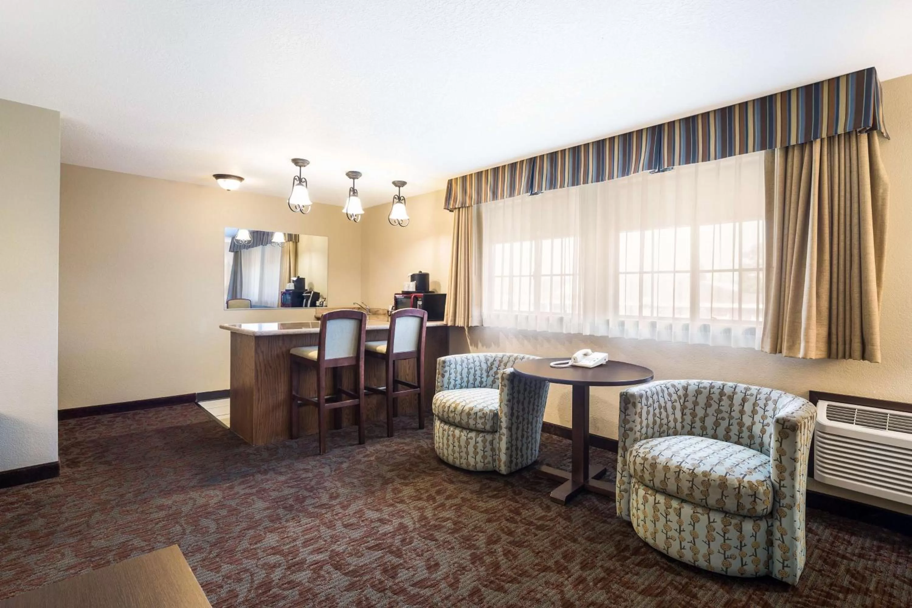 King Suite with Wet Bar - Non-Smoking in Best Western Windsor Inn