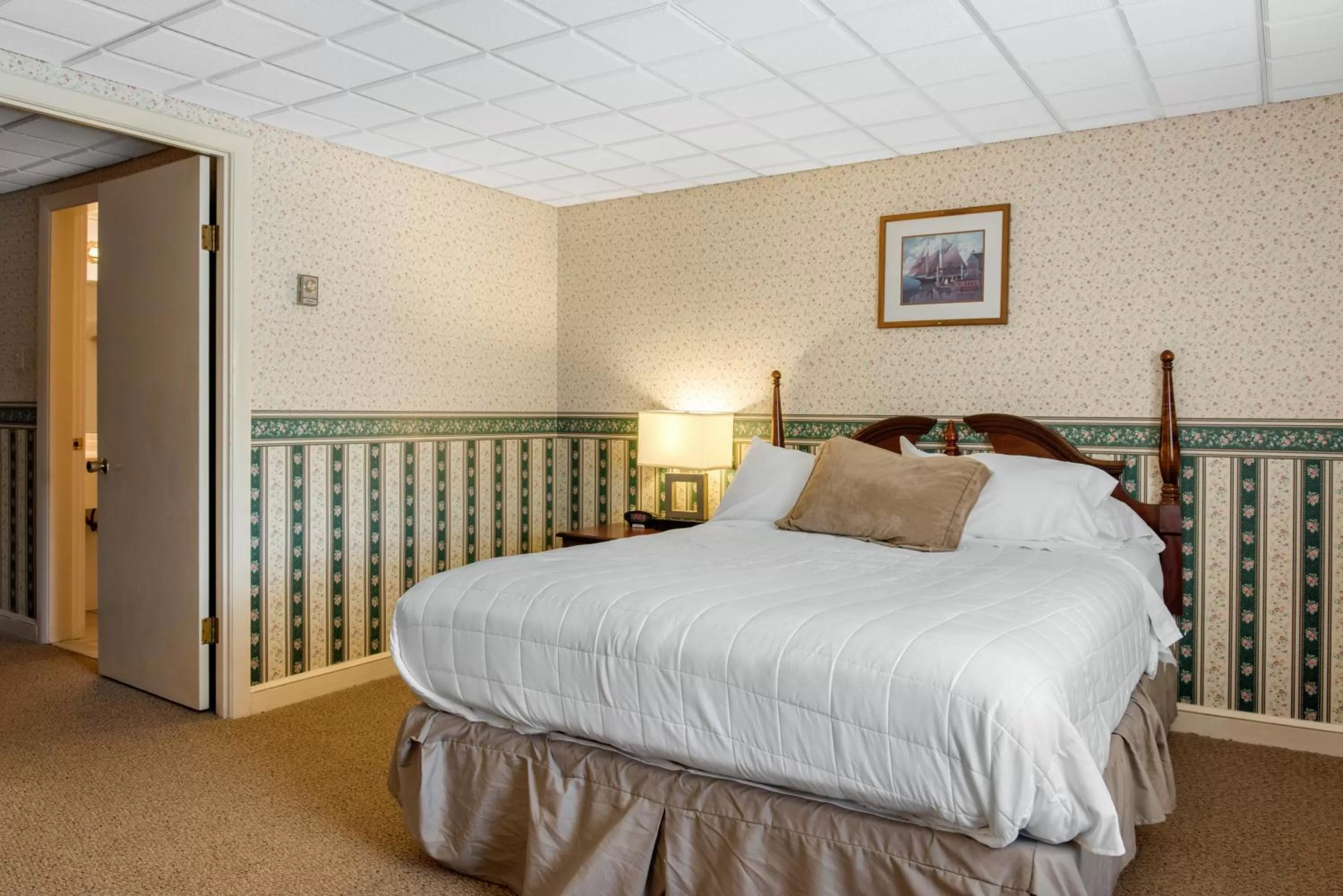 Queen Room - Pet Friendly in Coachman Inn
