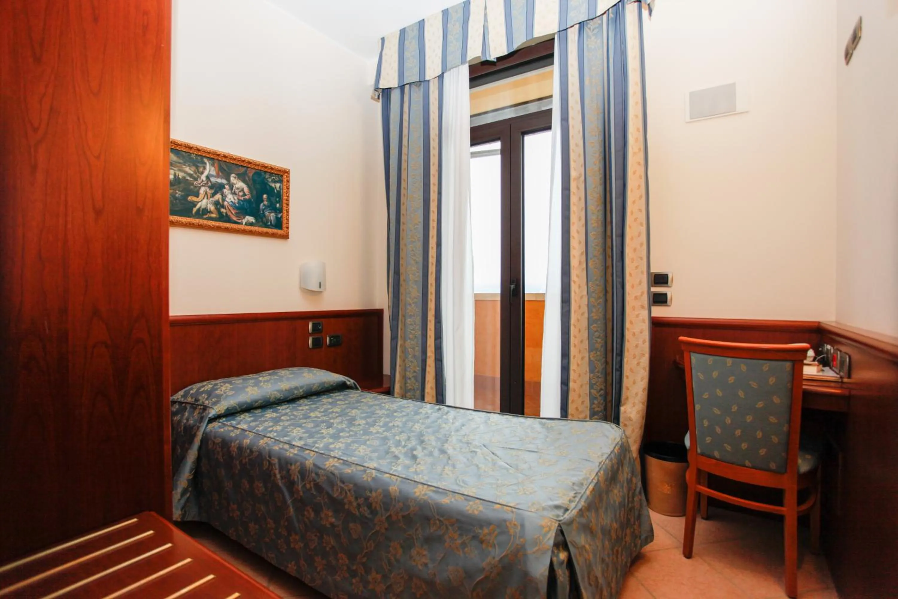 Superior Single Room in Garda Family House