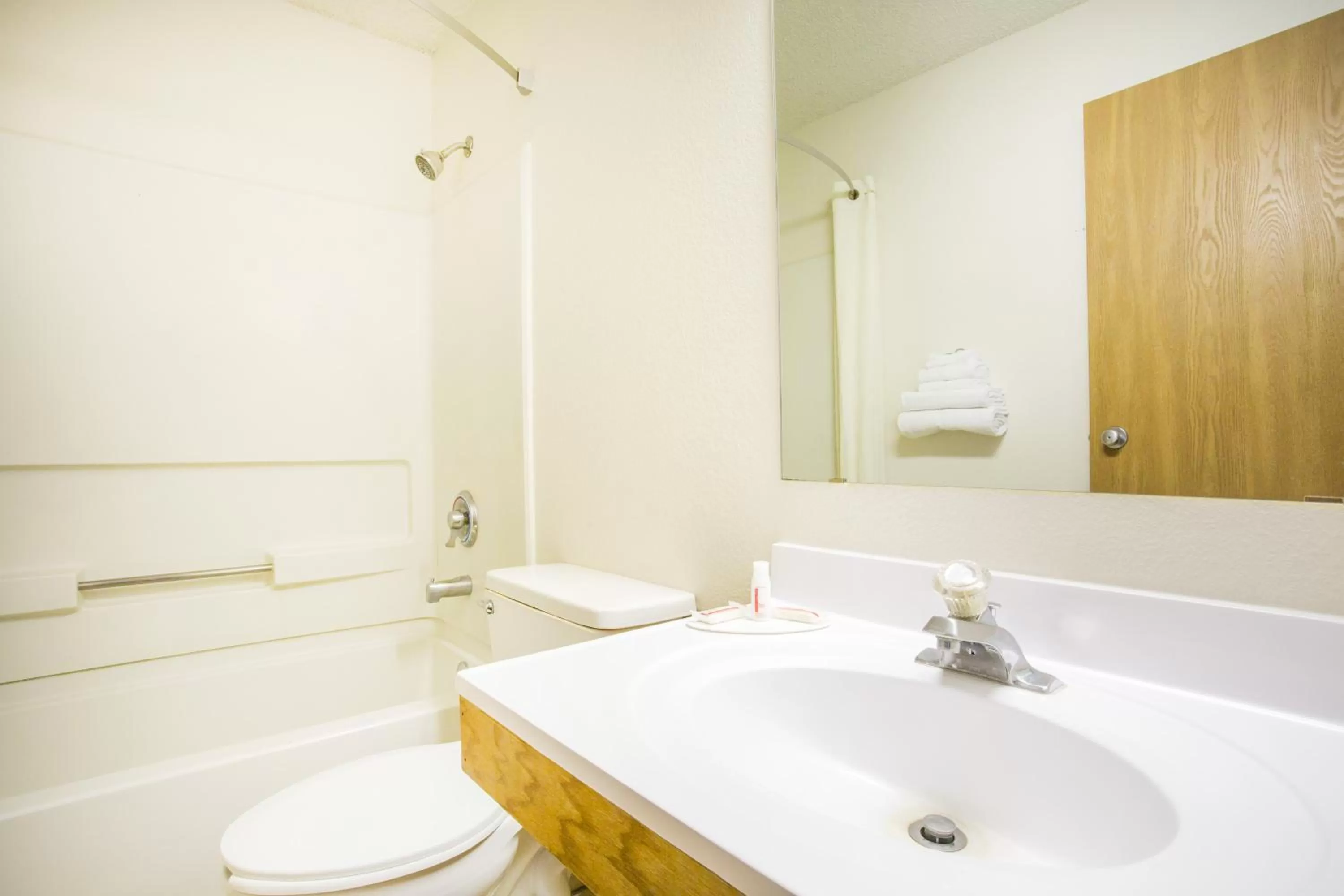 King Room- Non-Smoking in Super 8 by Wyndham Kingman