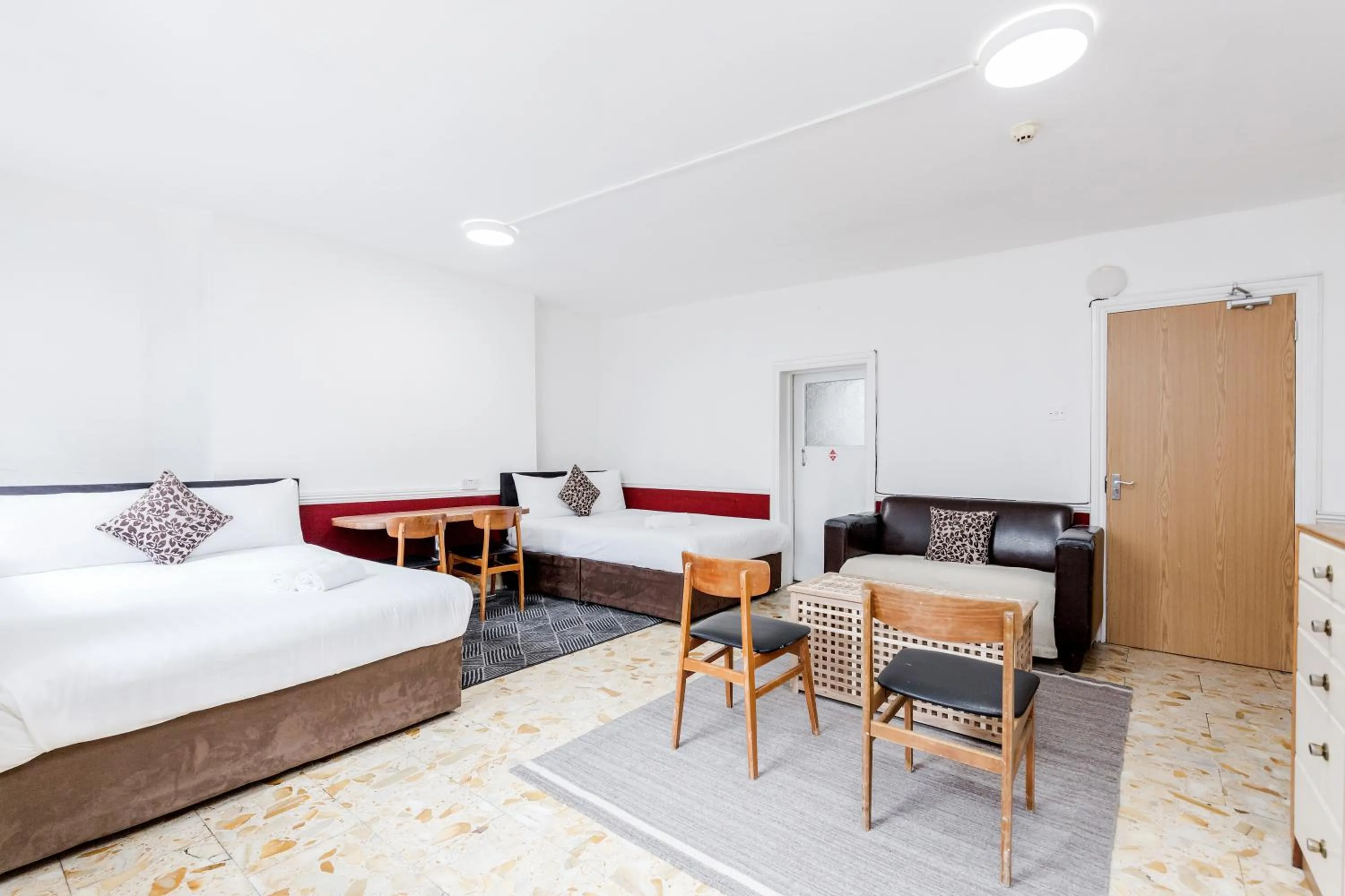 Lower Ground Studio Apartment with private kitchen in Russell Square Hotel