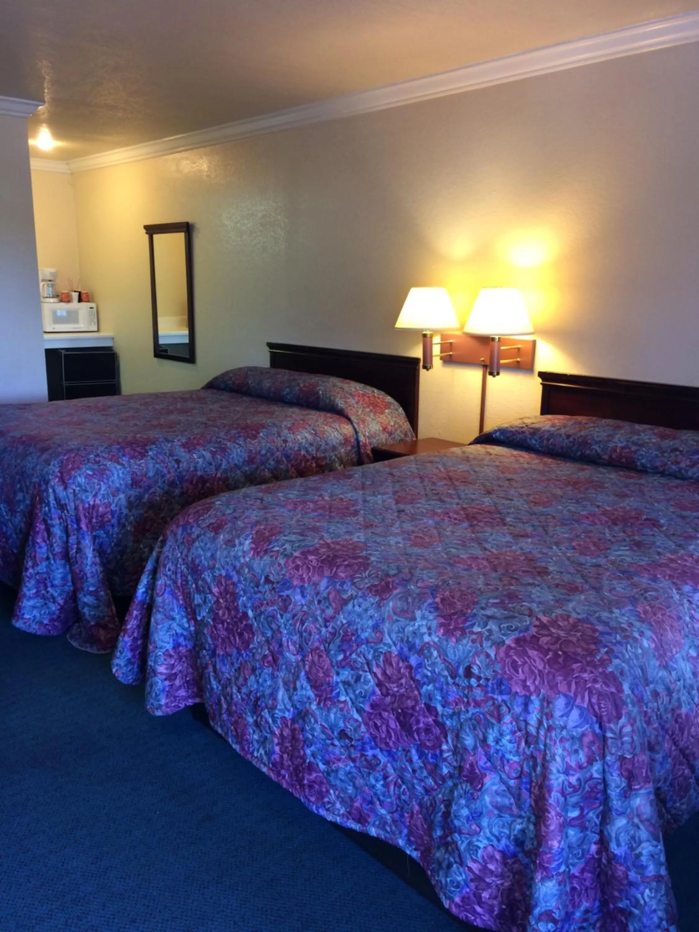 Queen Room with Two Queen Beds in Oak Motel