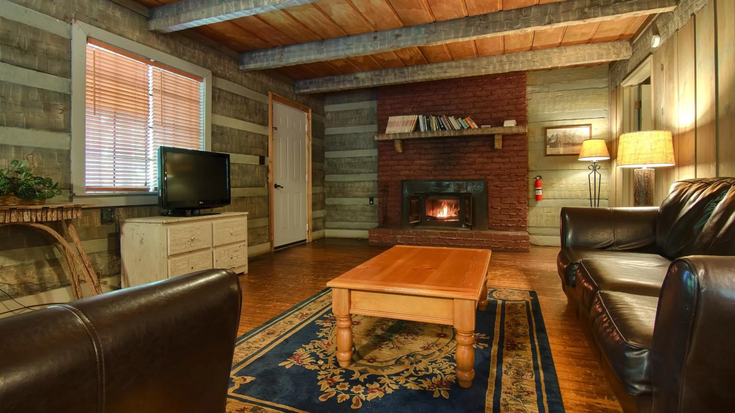 Two-Bedroom Log Cabin in The Smoke House Lodge