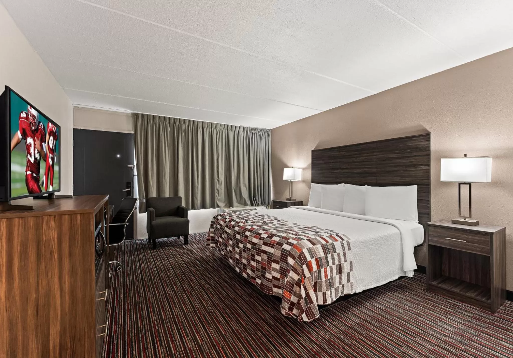 Deluxe King Room Non-Smoking in Red Roof Inn Reading