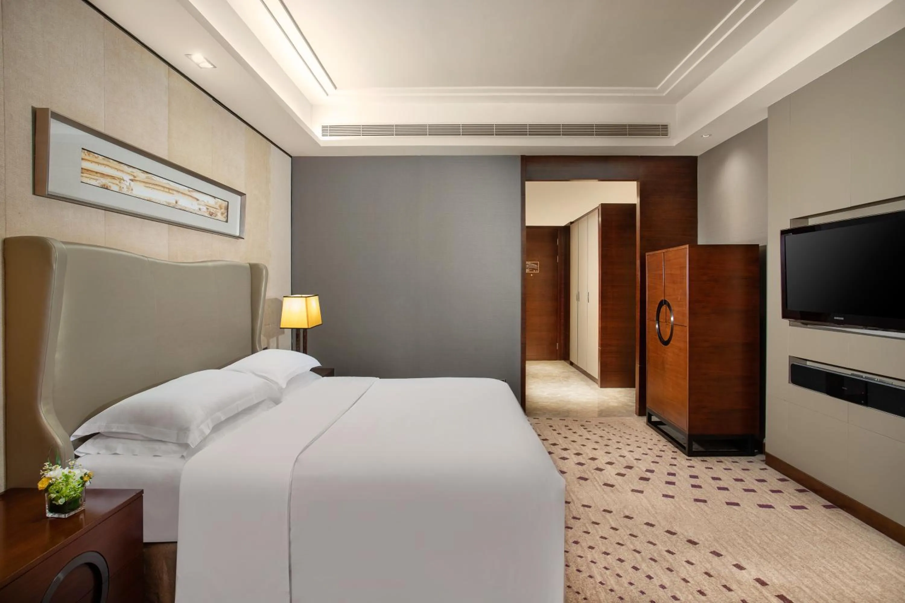 Standard King Room with Lounge Access in Crowne Plaza Huizhou by IHG