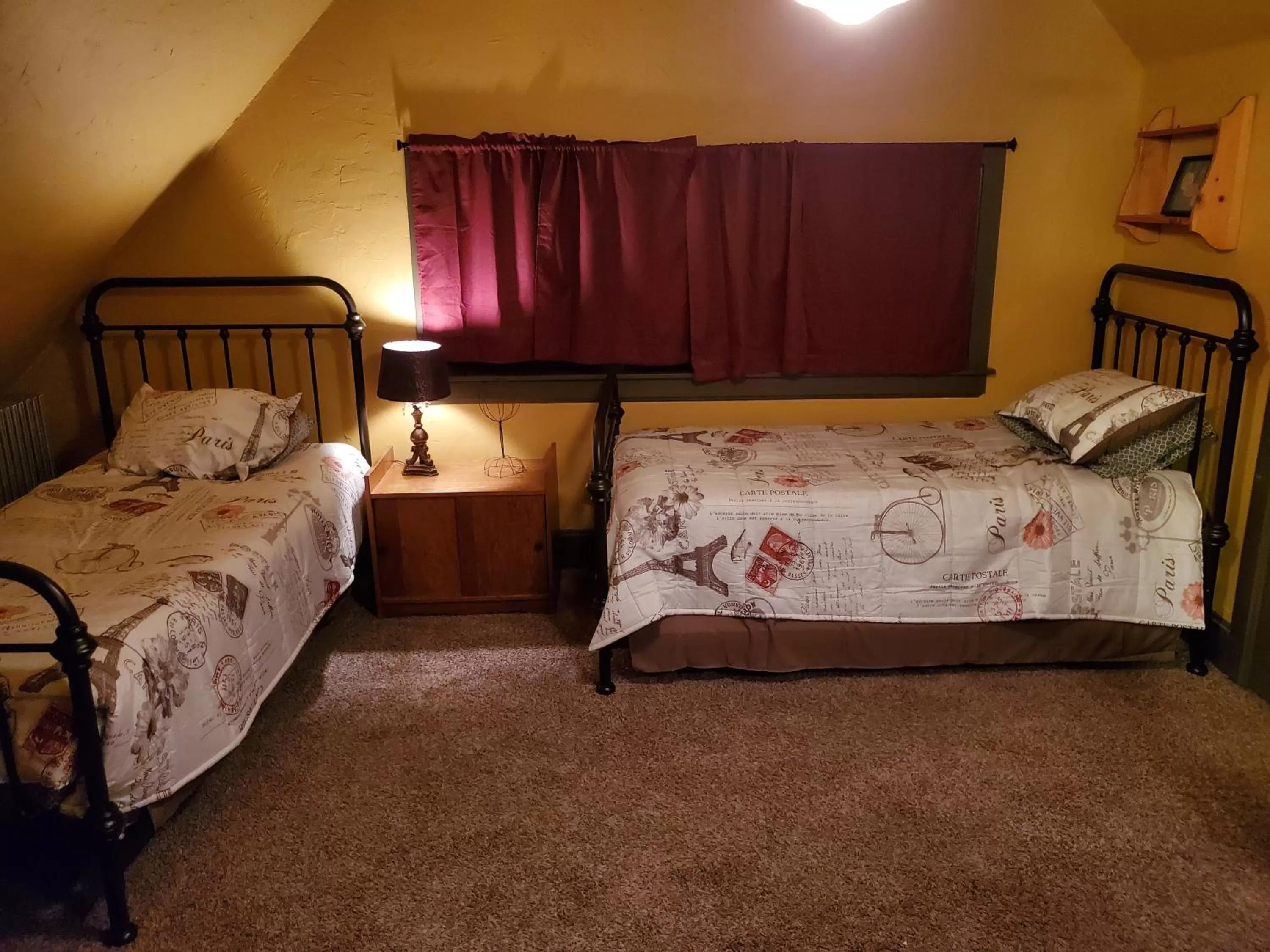 Twin Room with Shared Bathroom in Historic Victorian Inn