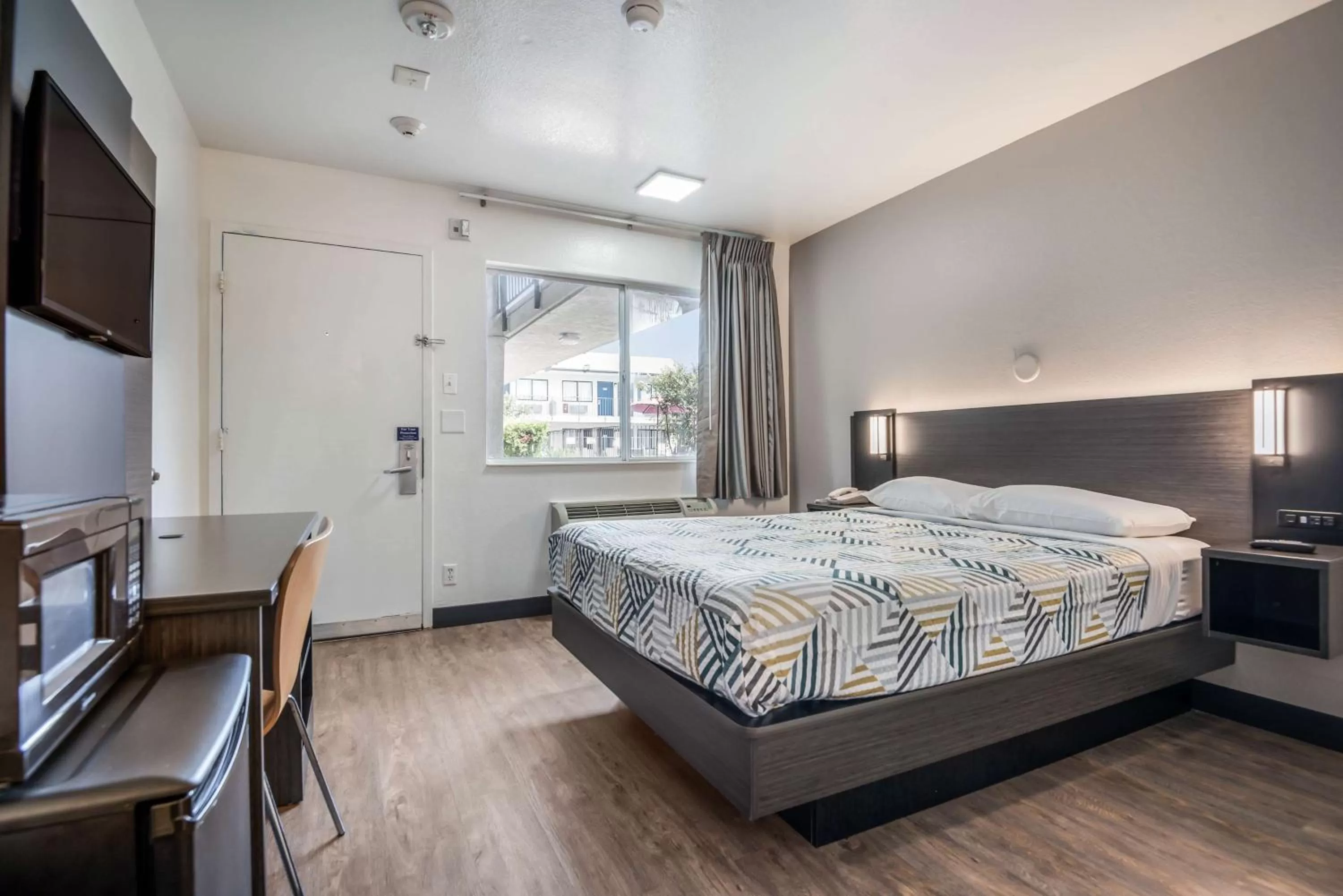 Deluxe Queen Room in Motel 6-College Station, TX - Bryan