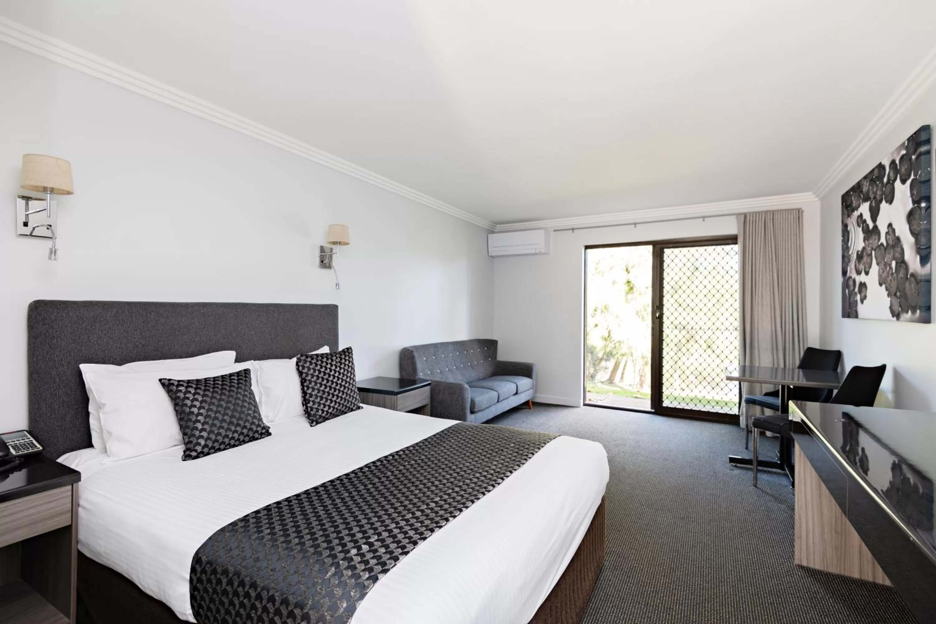 Executive Queen Room in Lincoln Downs Resort Batemans Bay