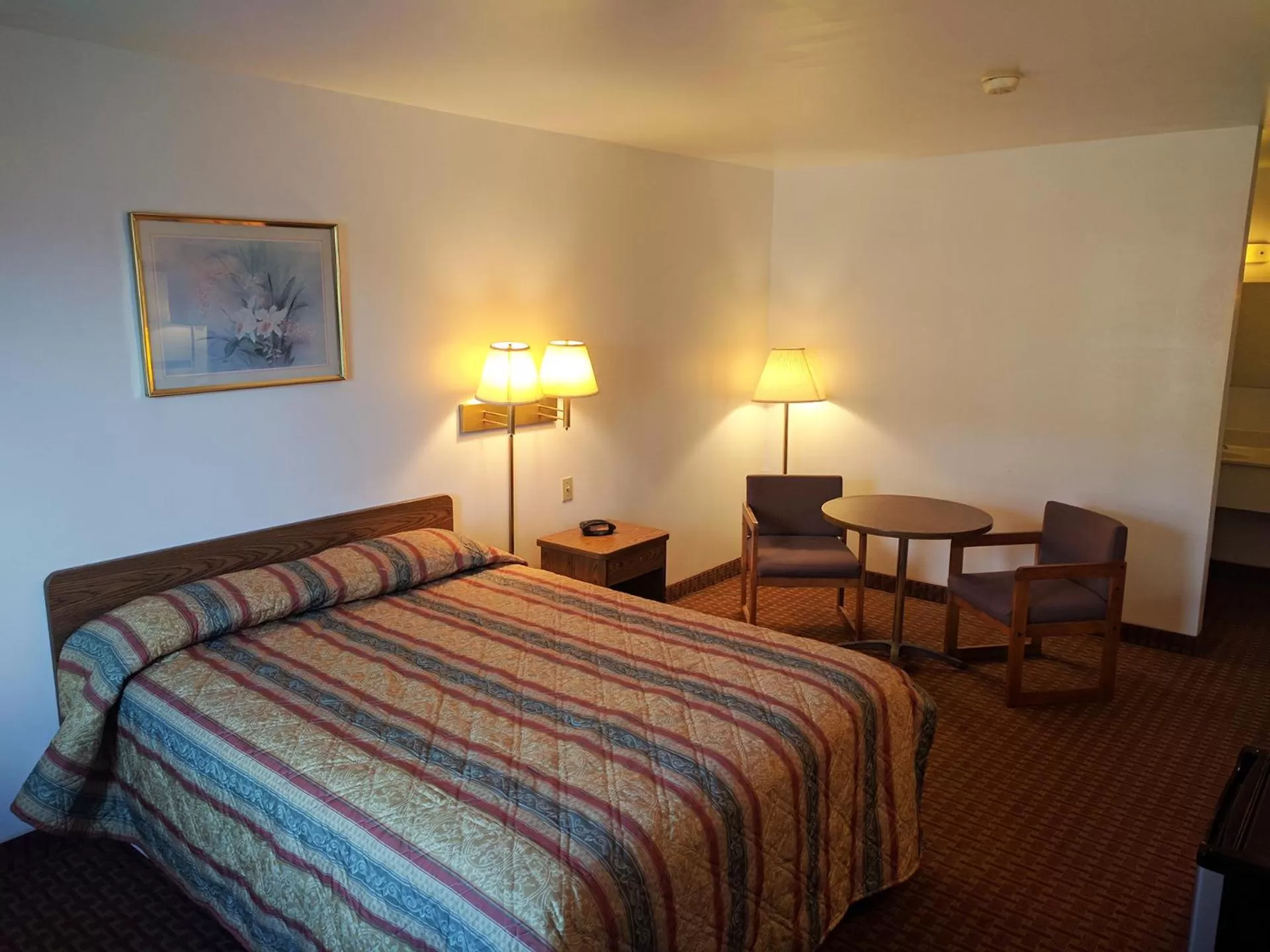 Queen Room - Non-Smoking in Value Inn Harrisburg-York