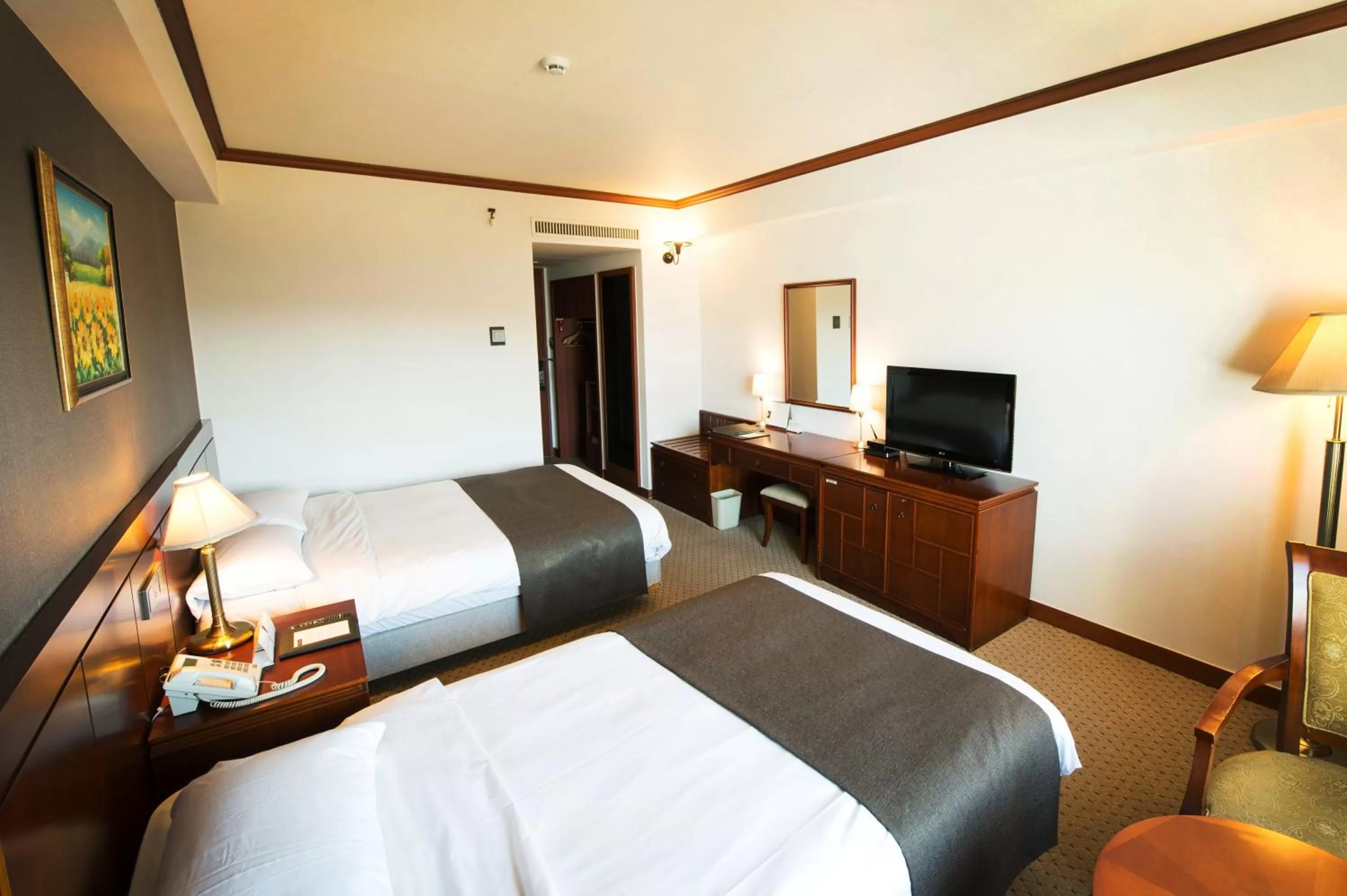 Superior Twin Room with Lake View in Commodore Hotel Gyeongju